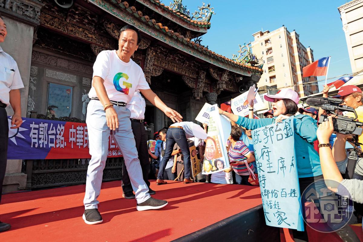 郭台銘今(24日)與王金平一同前往土城參拜,被問至對2024總統大選的看法。(本刊資料照)