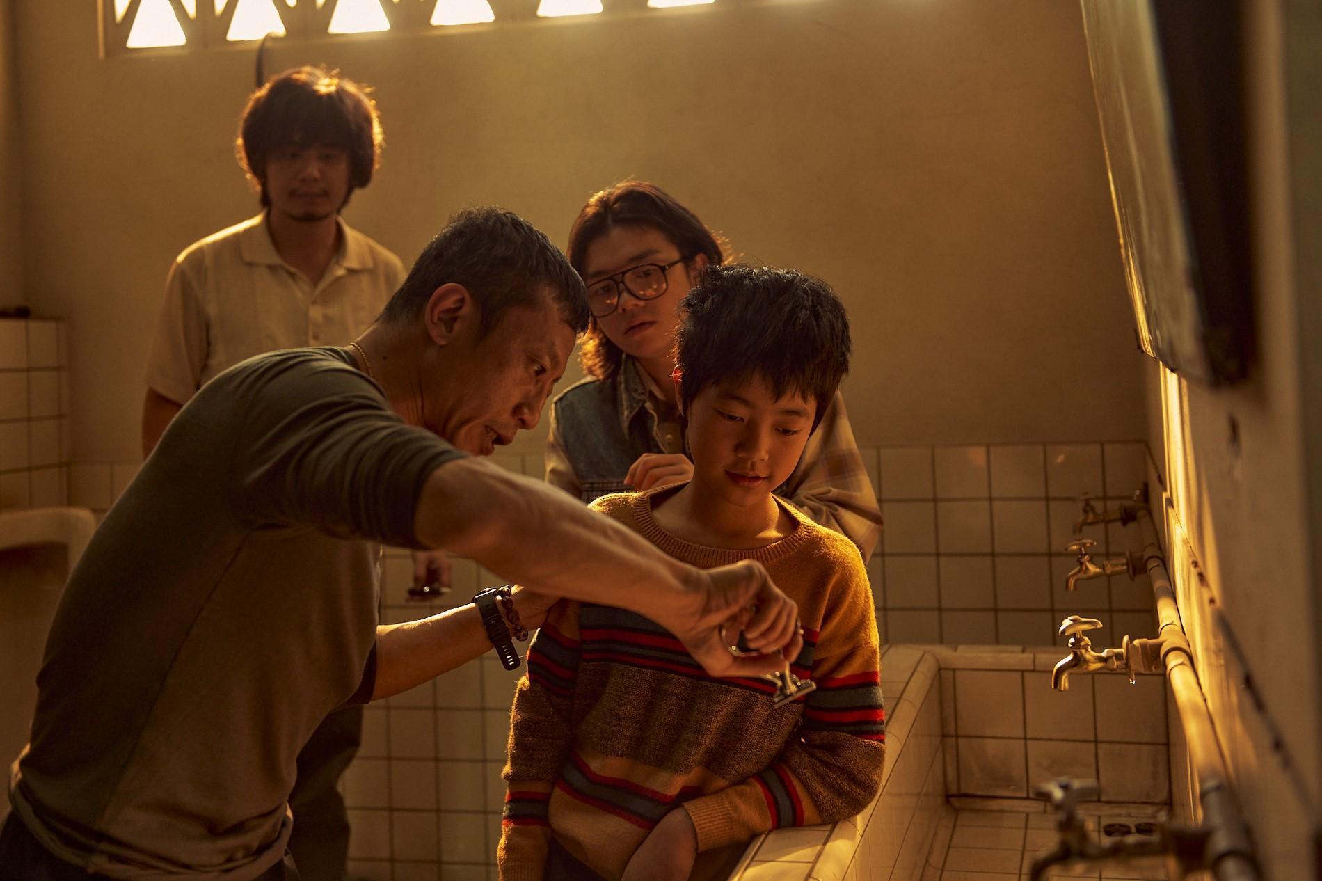飾演「小不點」的李奕樵(右一)劇中表現令觀眾印象深刻。(公視、myVideo提供)