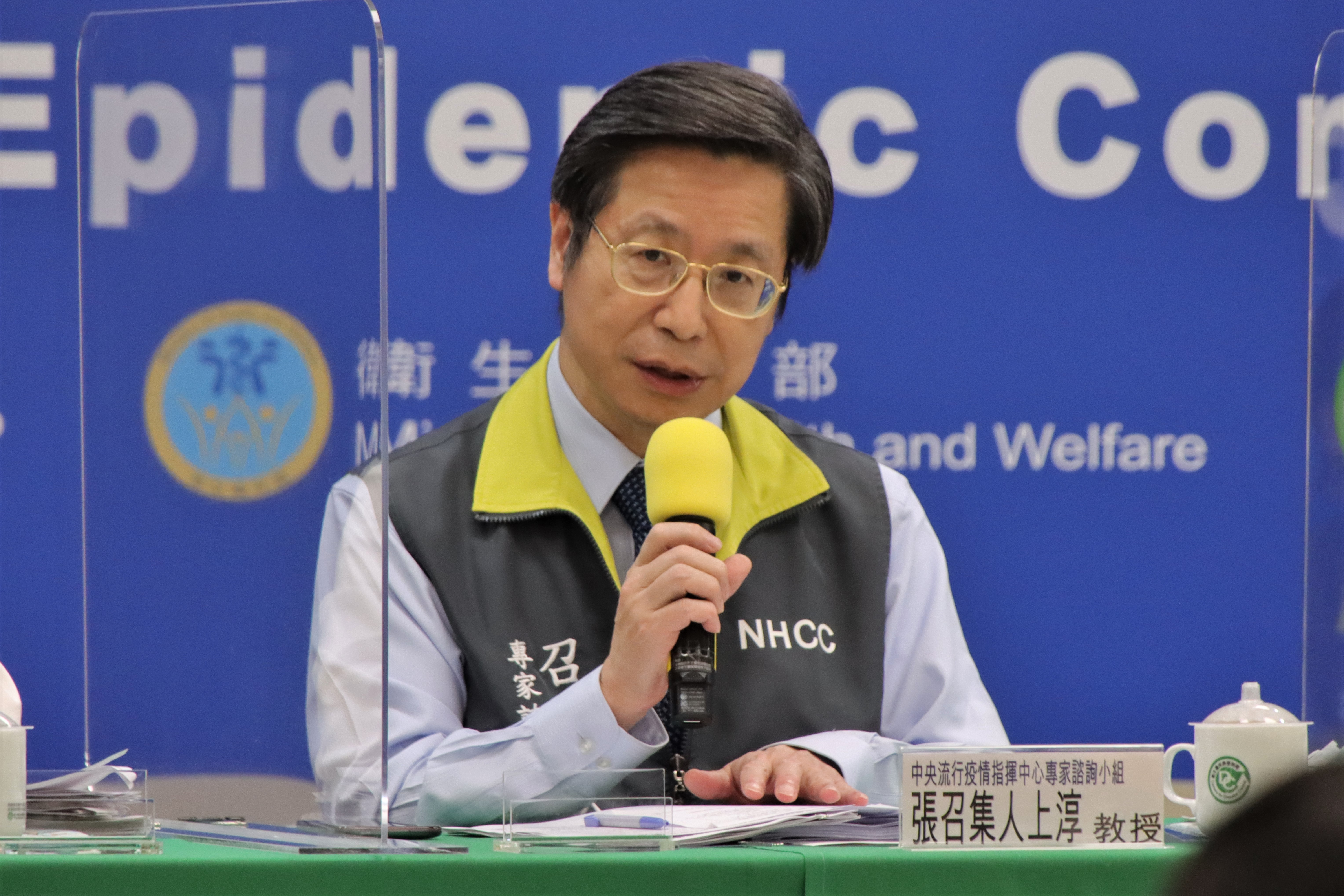 指揮中心專家小組召集人張上淳指出，目前有4人為重症，有3人在加護病房使用插管治療，其中1人使用葉克膜。（指揮中心提供）