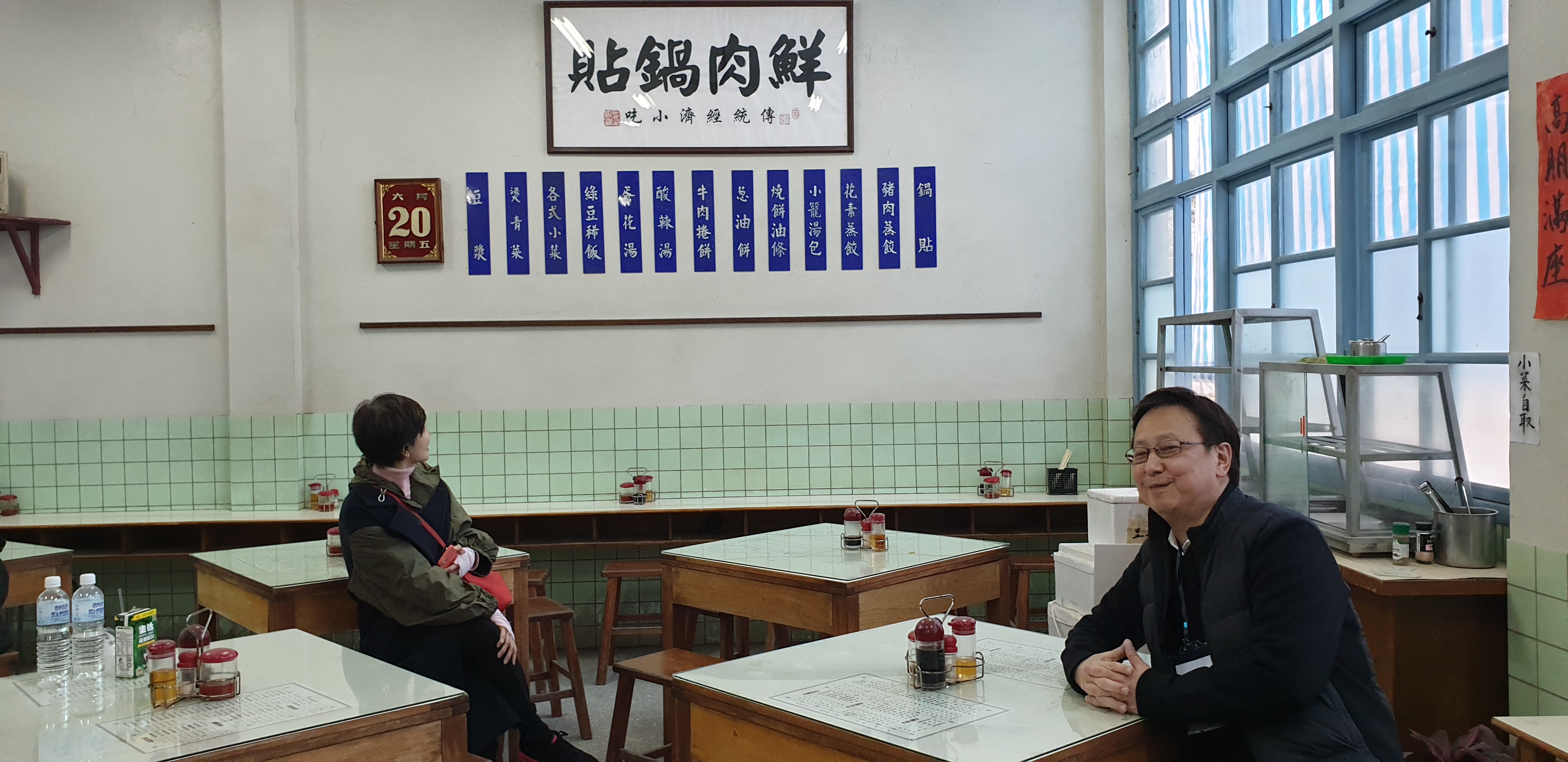 李四端（右）參觀《天橋》場景時指出菜單錯誤，劇組才知原來他是點心世界駙馬爺。（劉玉嘉提供）