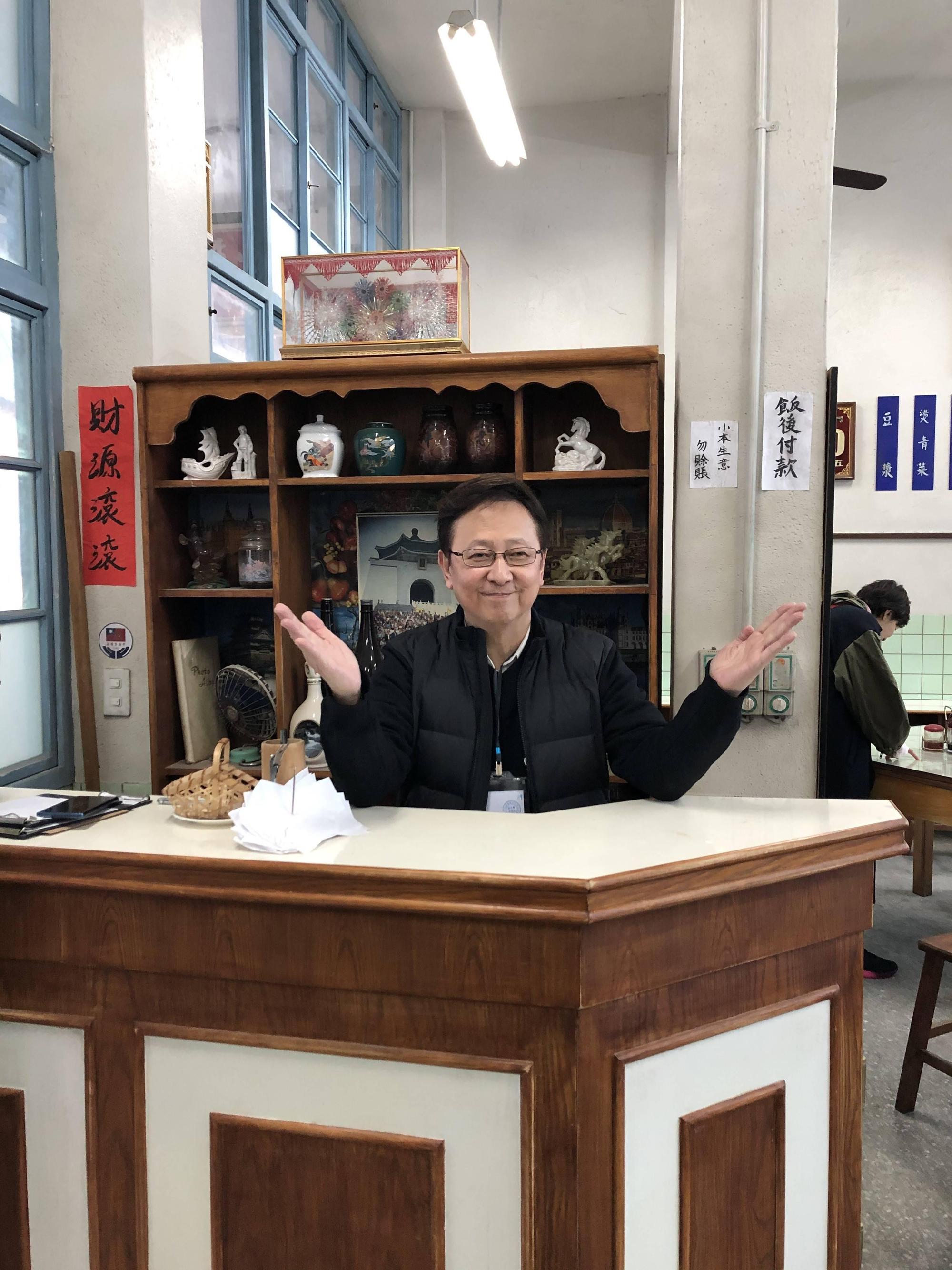 李四端對點心世界充滿回憶，看到場景重現相當開心。（劉玉嘉提供）