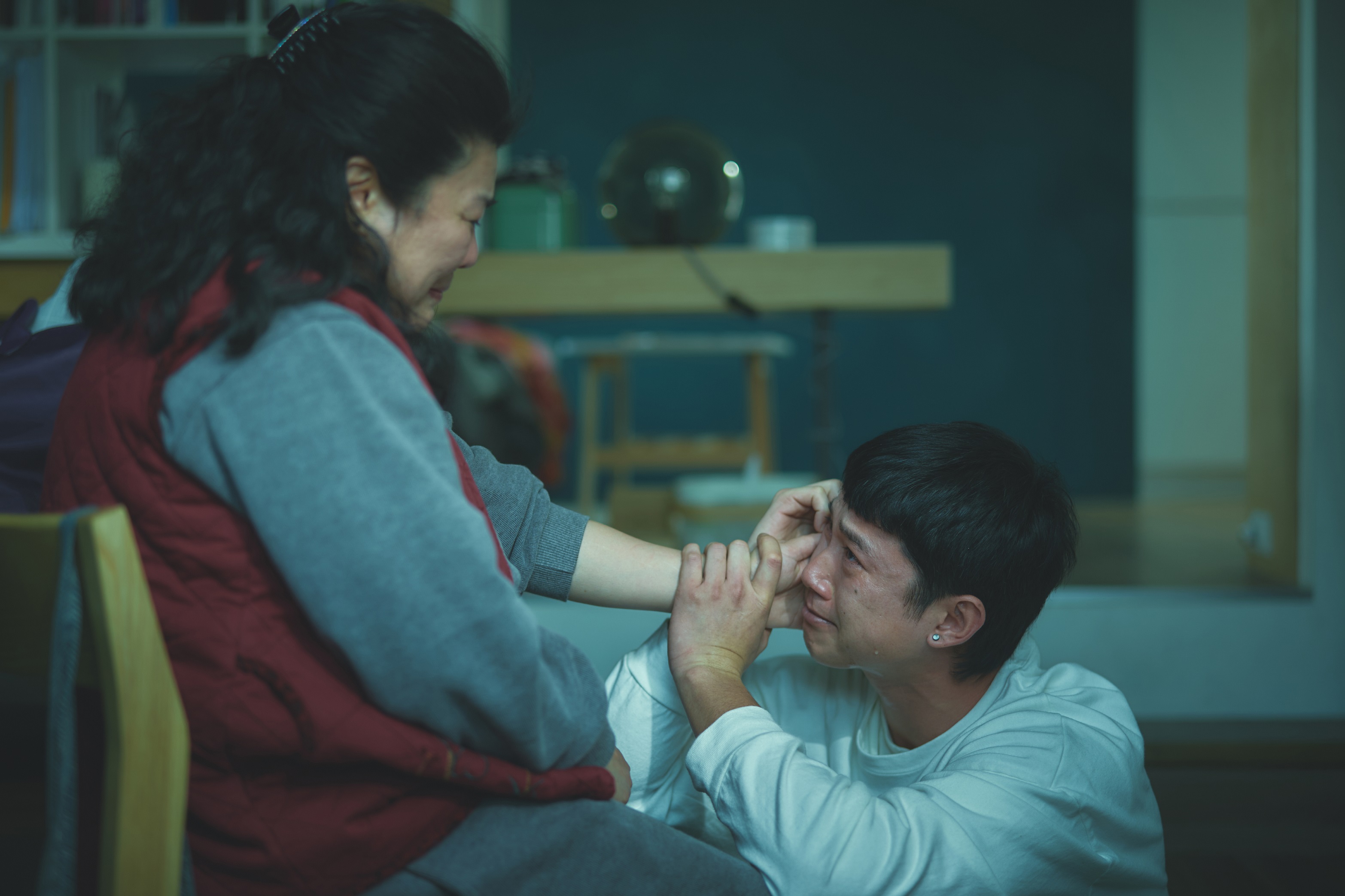 《我沒有談的那場戀愛》片中讓許多觀眾哭濕兩層口罩的重頭戲，吳慷仁（右）跟林美秀（左）的母子真情。（華納兄弟提供）