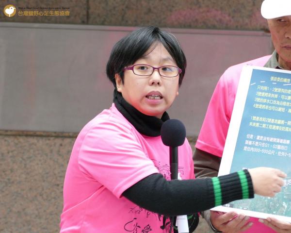 蔡雅瀅律師提出三接開發對藻礁生態的4大影響，也擔心選址背後有能源安全的隱憂。（蠻野心足生態協會提供）