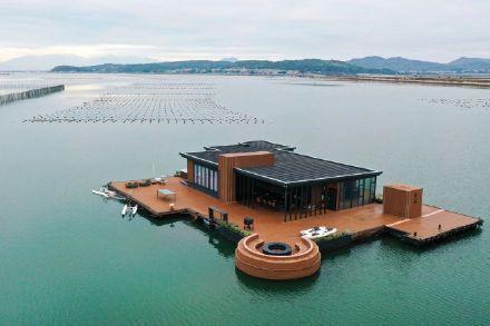 福建「Hi sea 海席」漂浮飯店因非法營業,遭到警方調查並拖離海域。(翻攝自微博)