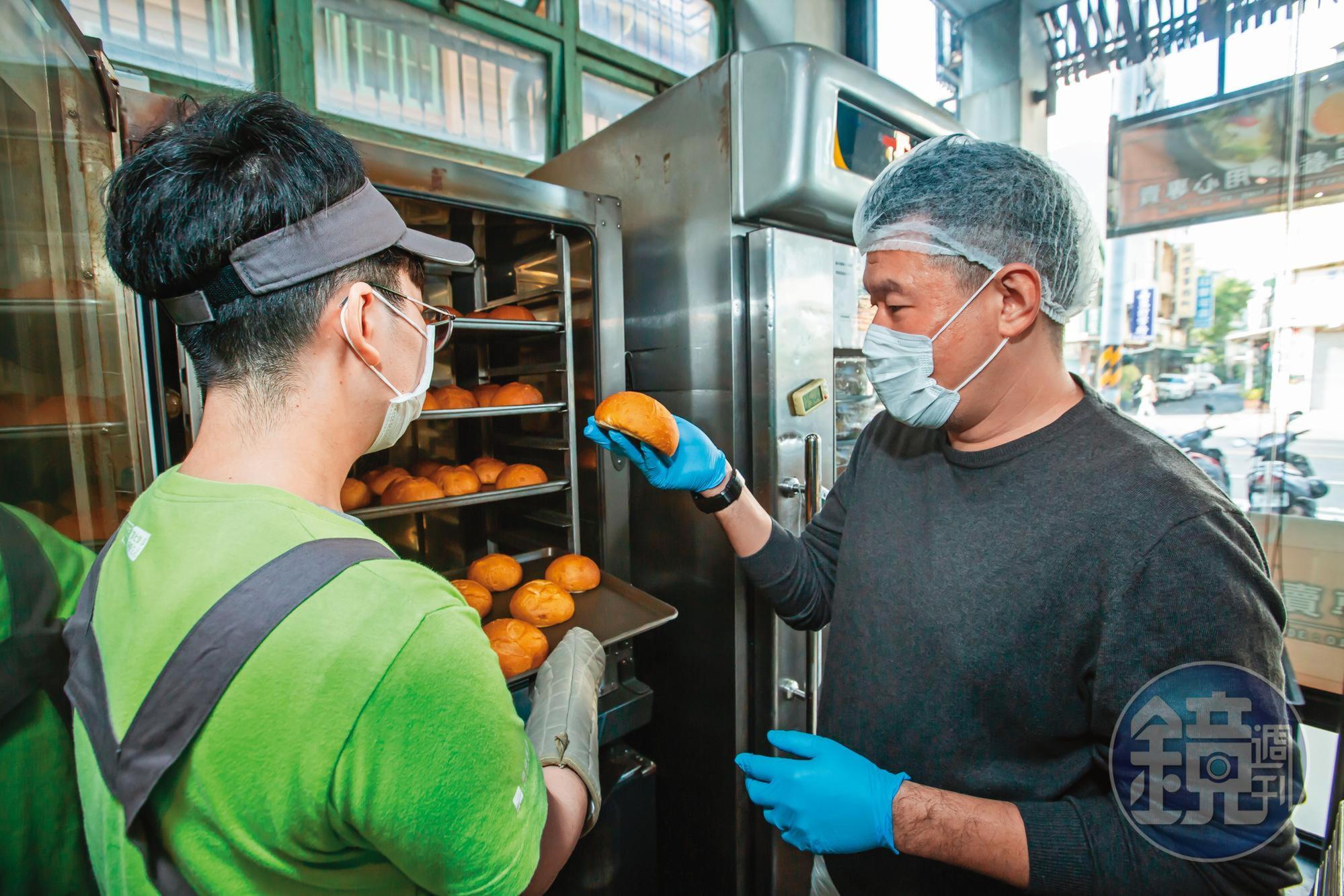 陳永中（右）堅持在門市現烤自製漢堡包，還不惜犧牲用餐座位，特地設置發酵室擺放麵包。