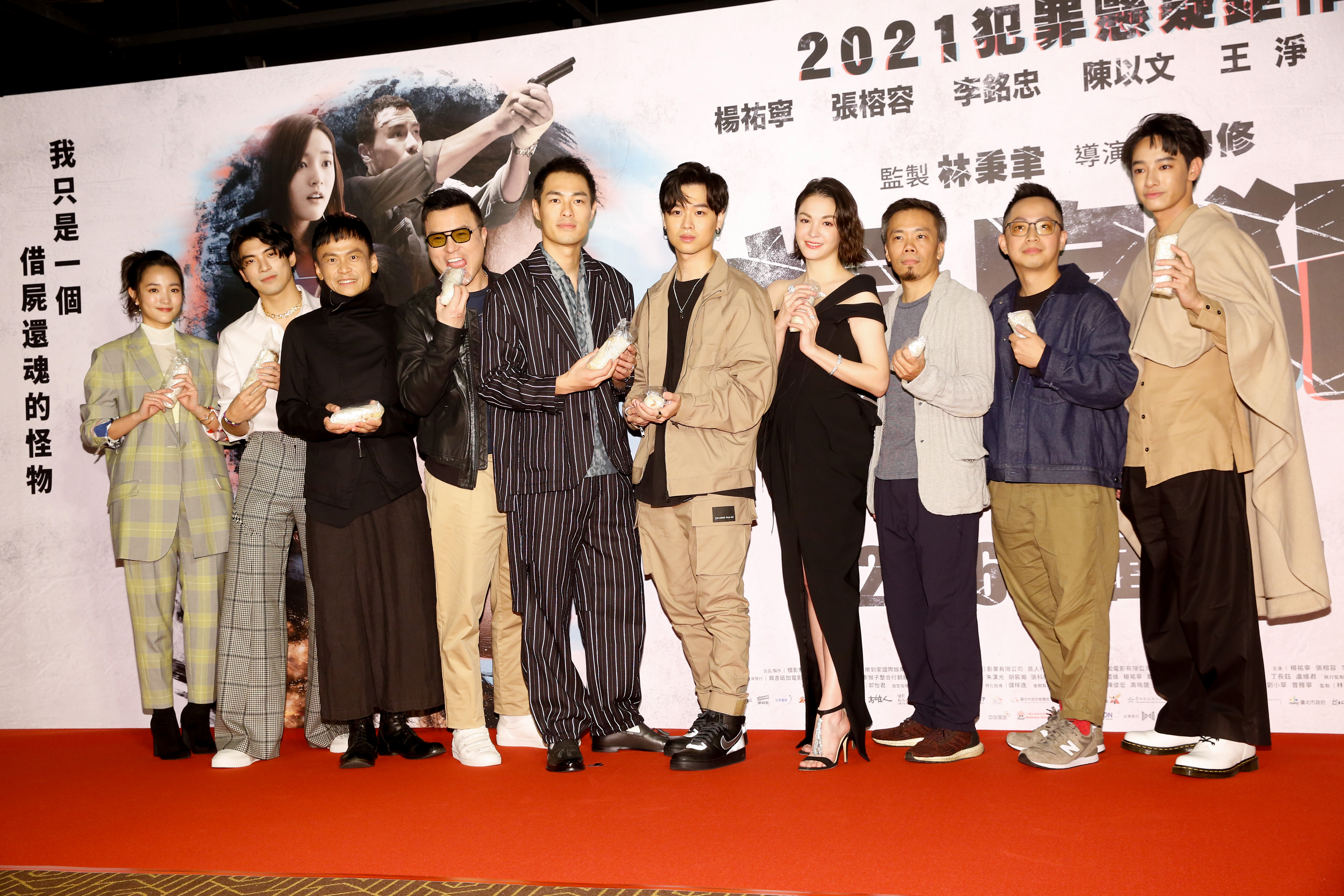演唱電影主題曲的高爾宣體恤演員們為了宣傳常常餓肚子,貼心帶來飯糰應援。