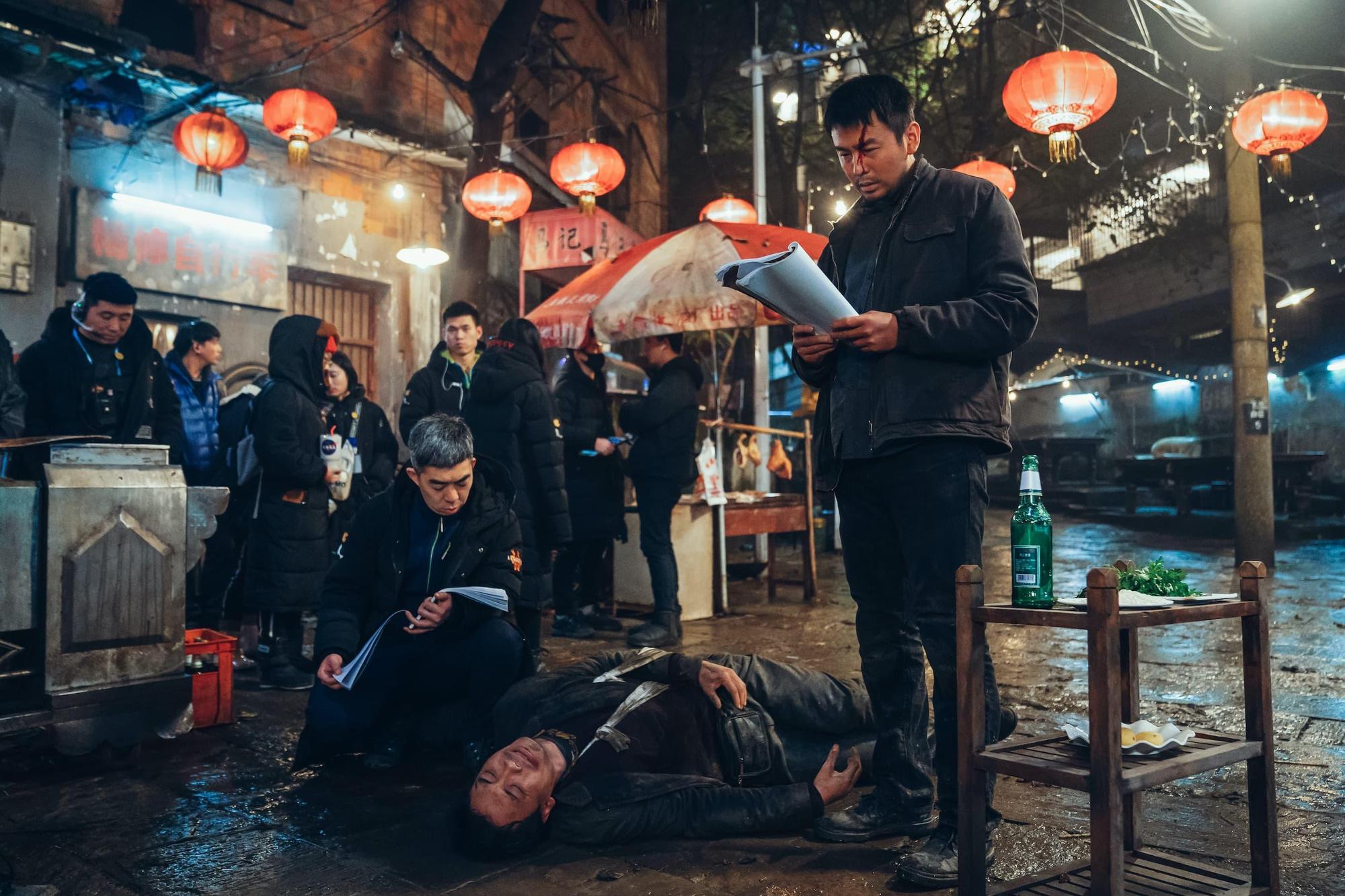 雷佳音在片中飾演女兒失蹤多年的父親,片中文戲沉重,動作戲更不少,被砸椅子、酒瓶都是來真的。(原創娛樂提供)
