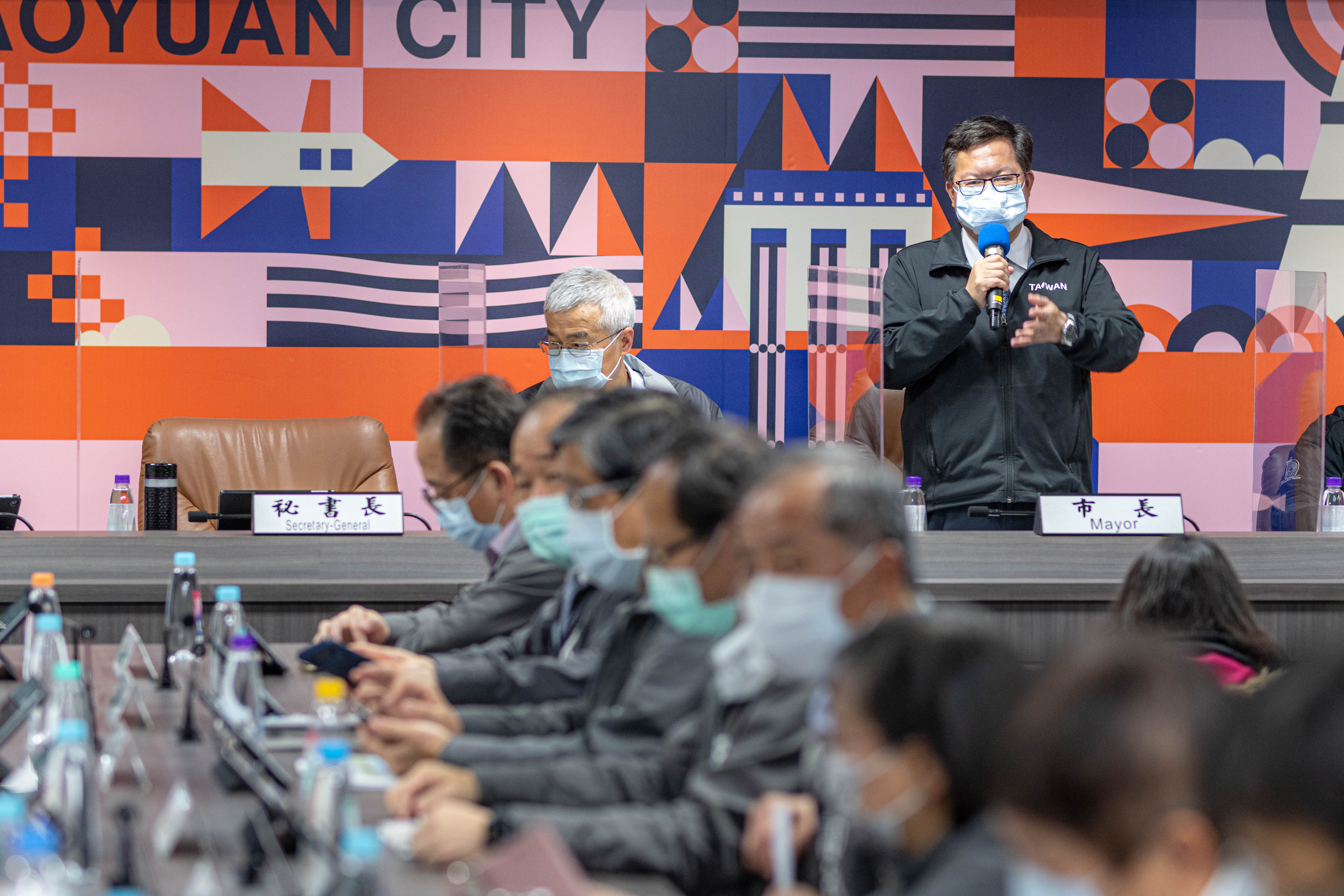 桃園市長鄭文燦指示3月起可續辦春酒，同時將規劃振興經濟相關方案。（桃園市政府提供）