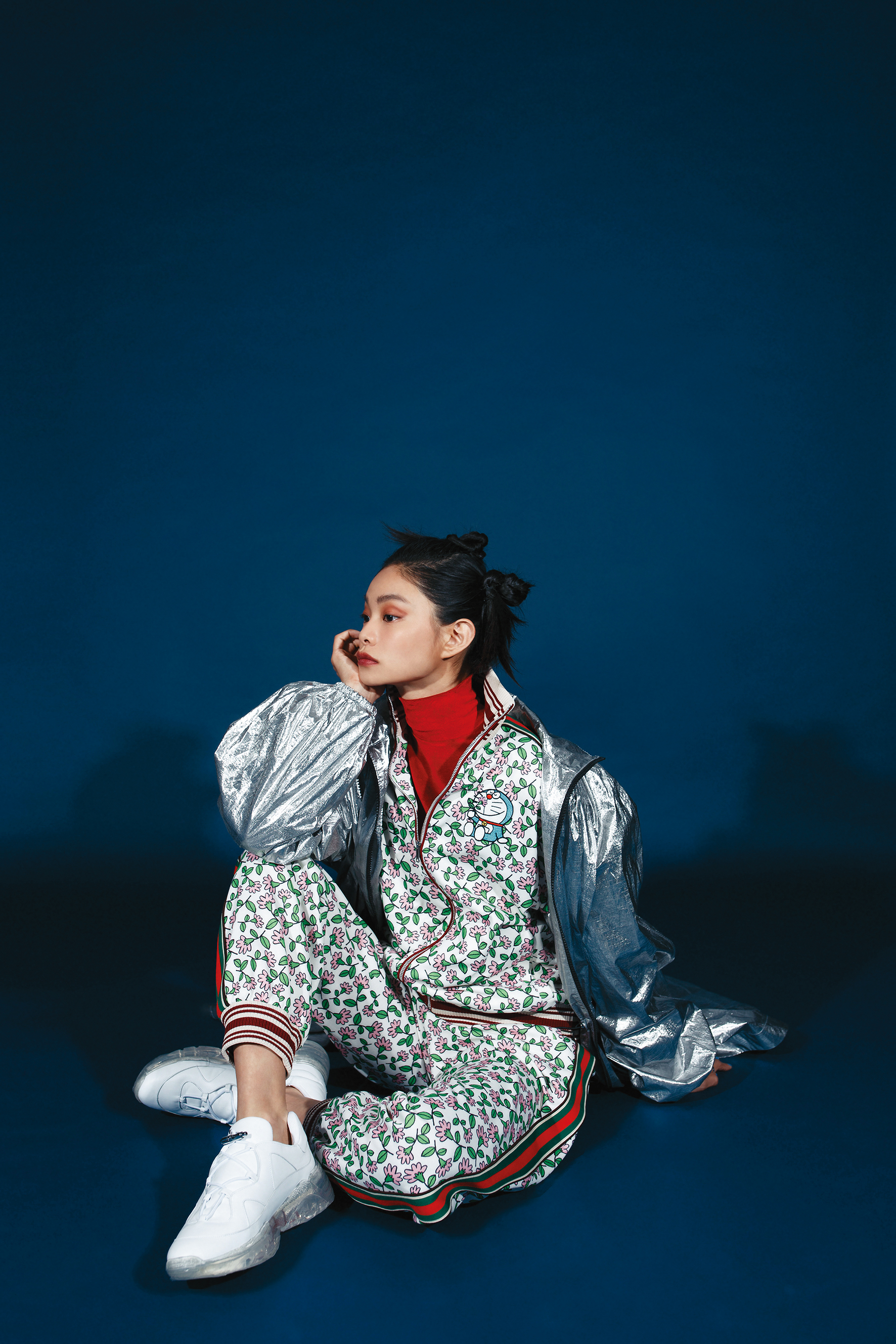 太空銀長版外套 NT$25,800 by LONGCHAMP／哆啦A夢運動外套 NT$66,000 by GUCCI／紅色高領內搭 NT$25,000 by miu miu／哆啦A夢運動褲 NT$42,500 by GUCCI／紅色Logo運動鞋 NT$14,600 by LONGCHAMP