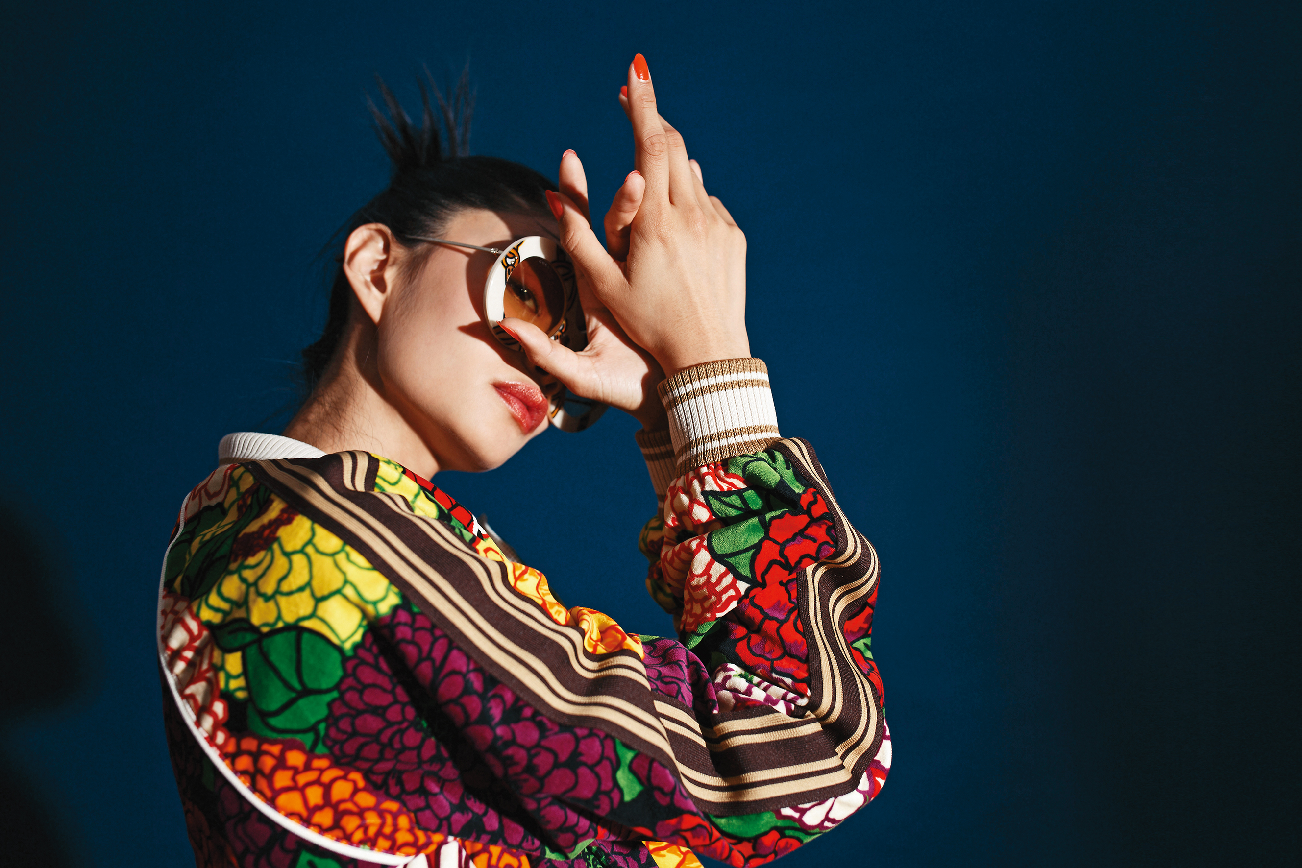 Ken Scott系列印花夾克 NT$64,500 by GUCCI／真絲印花太陽眼鏡 NT$16,100 by GUCCI