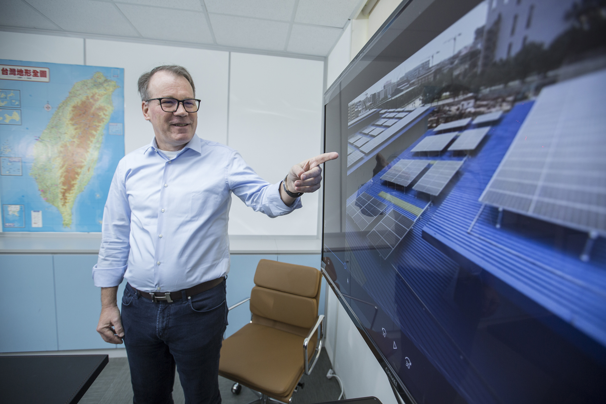 美歐亞綠能董事長馬智歐長期關心地球暖化議題，辭掉銀行工作，投入再生能源領域。