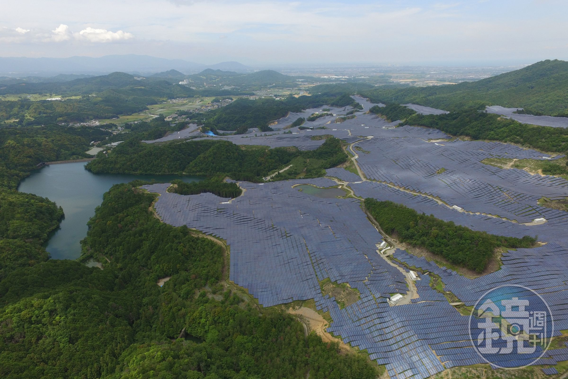美歐亞2012年初開始在日本投入再生能源產業。圖為位於日本三重縣松阪市坡地的太陽能案場。（美歐亞綠能提供）