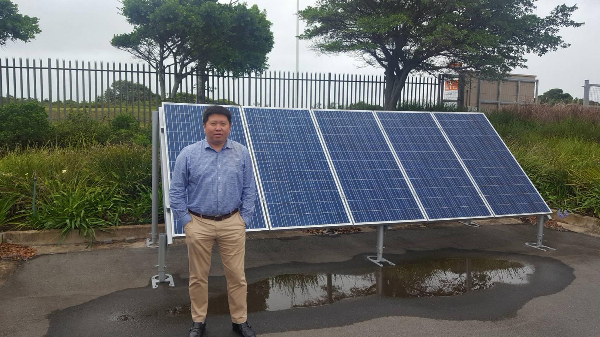 張成發進入美歐亞前，曾到南非開發、建置太陽能廠。（張成發提供）