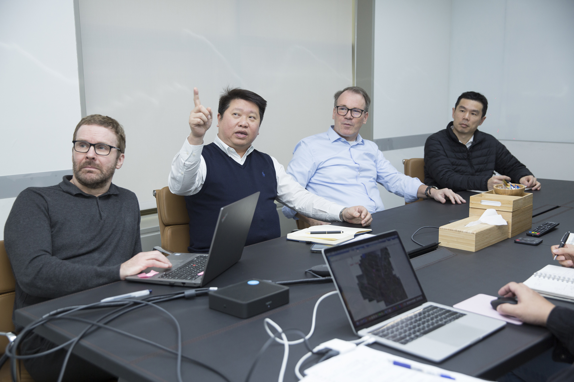 美歐亞綠能以三大洲命名，員工也來自各國，都以英文溝通，董事長馬智歐（右2）較常待在新加坡總部，總經理張成發（左2）因疫情，已在台留守1年半，未返鄉。