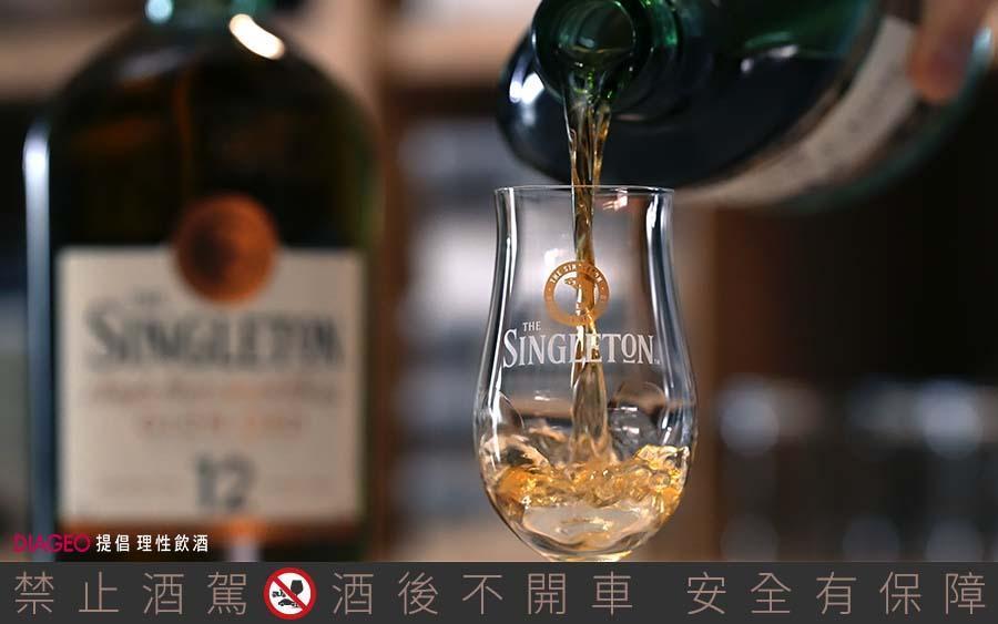 蘇格登Glen Ord 12年單一麥芽威士忌以世代傳承的雙桶工藝，勾兌出完美平衡的豐潤口感，先是飽滿的雪莉風味，而後優雅的花果香氣綿長，被稱為「經典之作」。