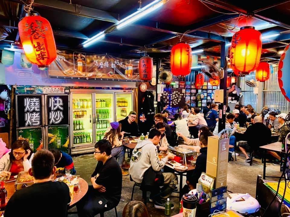 大媽趁店家不注意,端起飯鍋內鍋就跑。(翻攝自臉書社團「爆怨公社」)