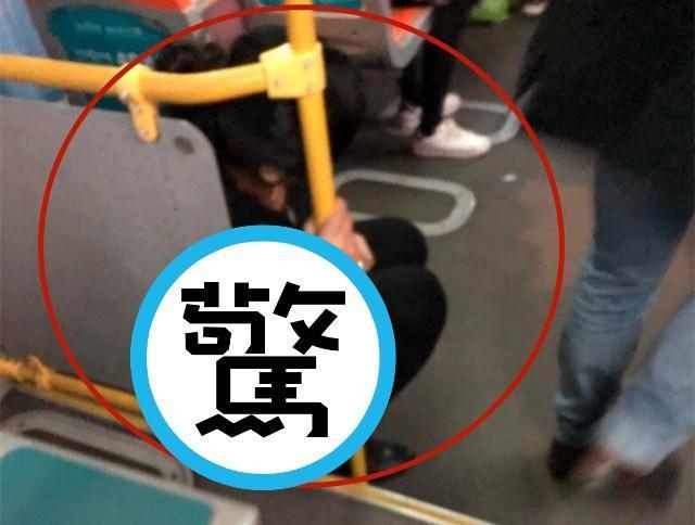 女子忍不了便意，在公車上脫褲解放。（翻攝自微博）