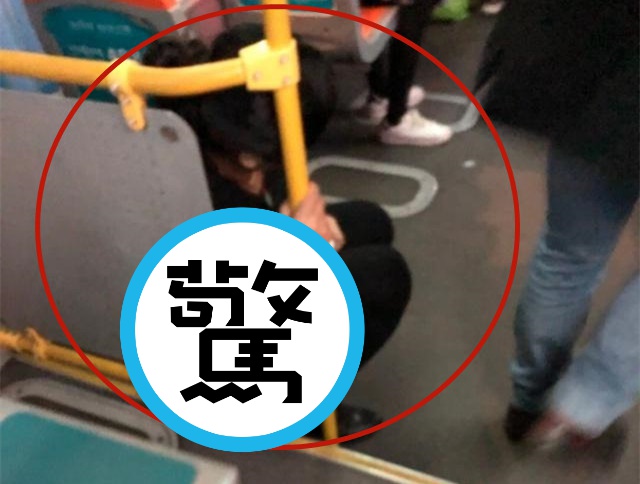 女子忍不了便意，在公車上脫褲解放。（翻攝自微博）
