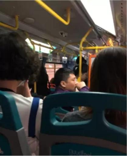 乘客紛紛轉頭掩鼻，不忍直視。（翻攝自微博）