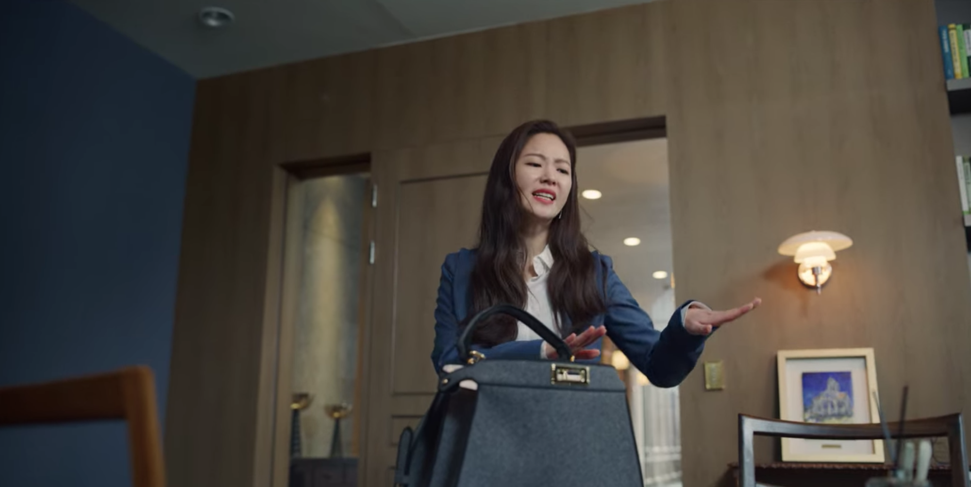 全汝彬在韓劇《黑道律師文森佐》中,首集即以FENDI Peekaboo ISeeU包款現身。(截圖自NETFLIX)