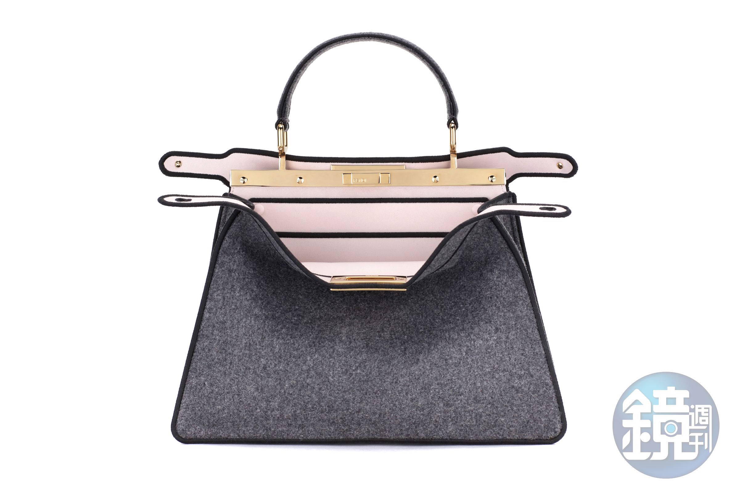 Peekaboo ISeeU 中型款式包款。NT$146,000。（FENDI提供）