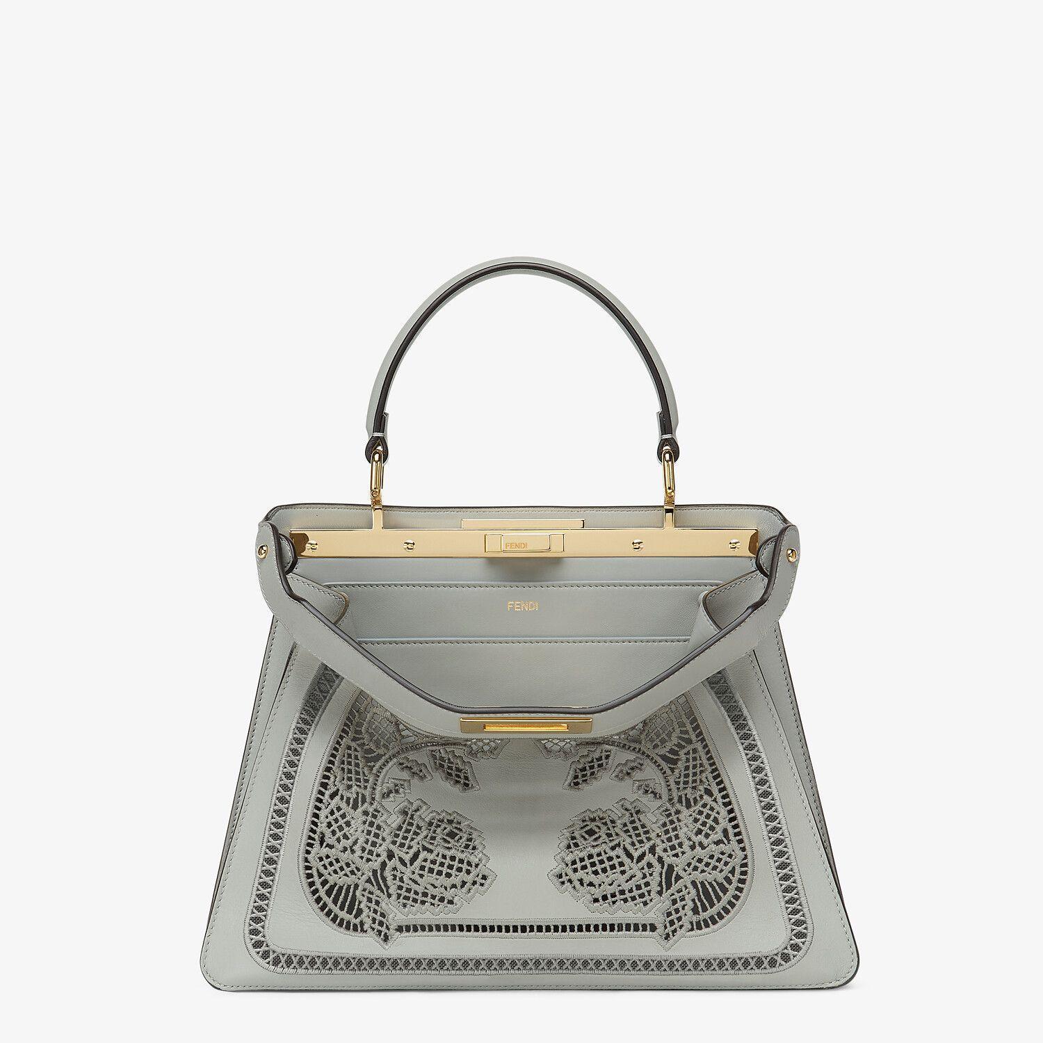 Peekaboo ISeeU灰色皮革刺繡手袋。NT$168,000。(FENDI提供)