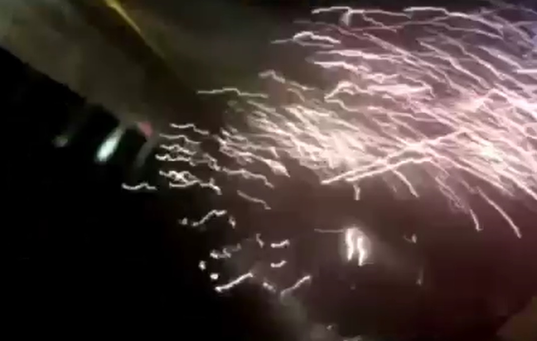 拍下車禍影片的車輛,被肇事的白車車尾掃到,在翻車的過程不斷冒出火花。(翻攝自臉書社團「台中踢爆網」)