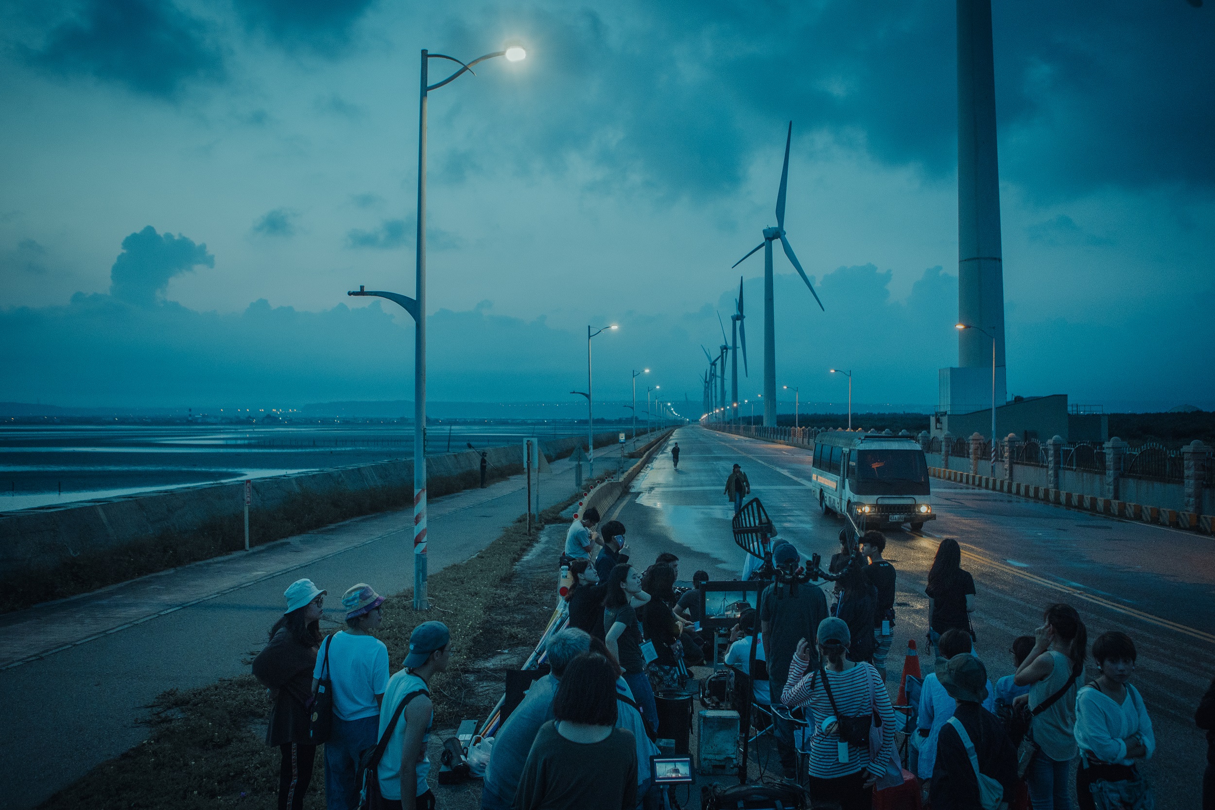 開場的飛車爆破戲，選在台中高美溼地環港北路拍攝，捕捉風車大道的空曠荒涼景觀。（牽猴子提供）