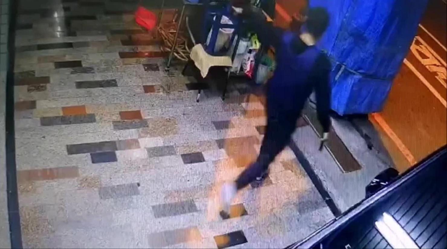 蔡秉逸不滿陳建文派手下到安南區搗亂,隻身持槍射殺陳。(翻攝畫面)