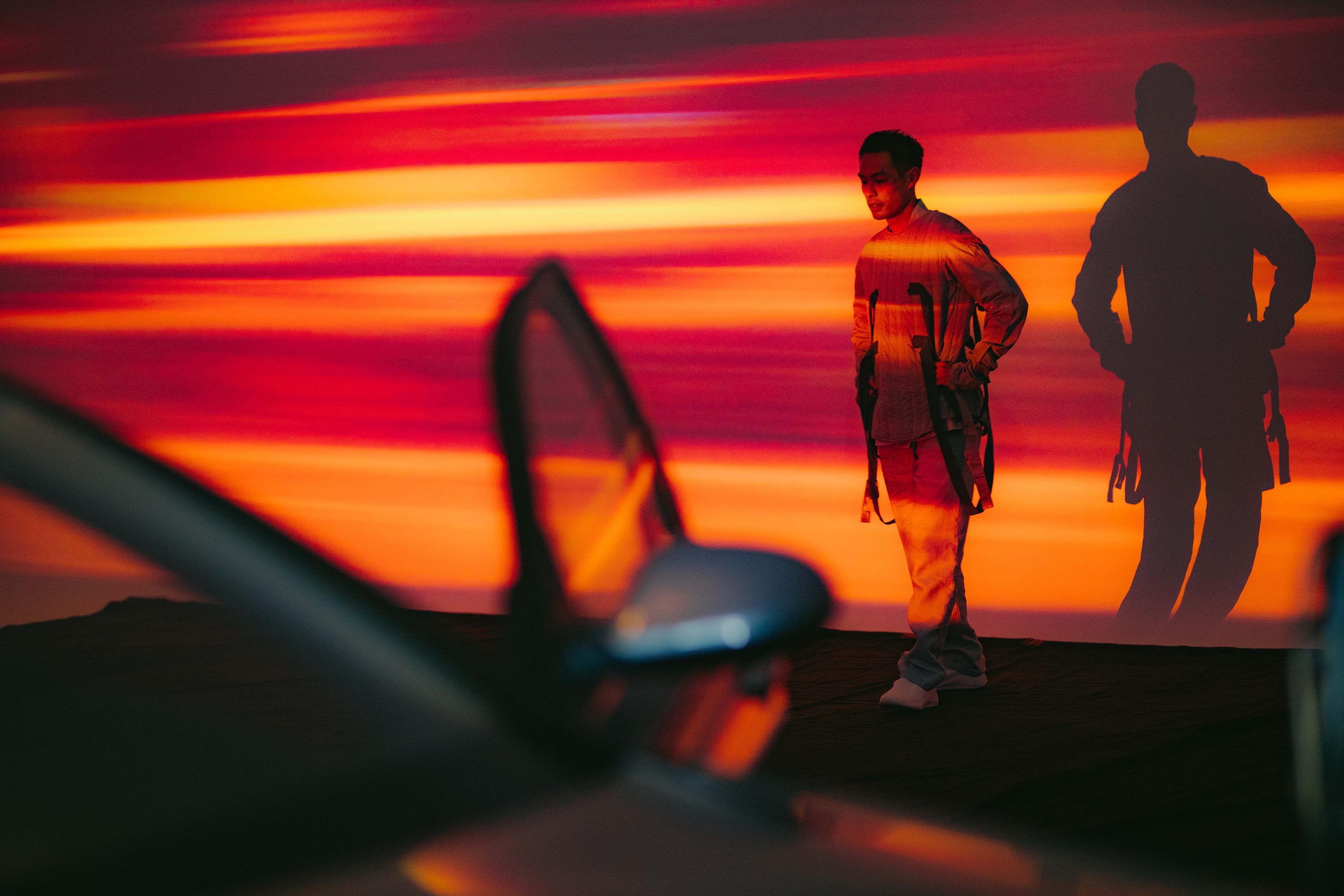 影片進棚拍車內戲，演員在車內，車窗外景是素材車拍到的影像投影，得配合實景不停變換調整。（牽猴子提供）