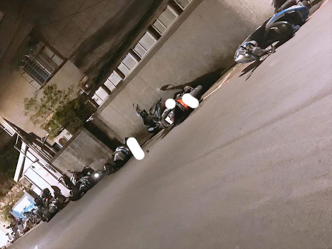 新北永和傳出巷弄裡的機車被人無故弄倒,被民眾拍下傳到臉書。(翻攝自我是永和人臉書社團)