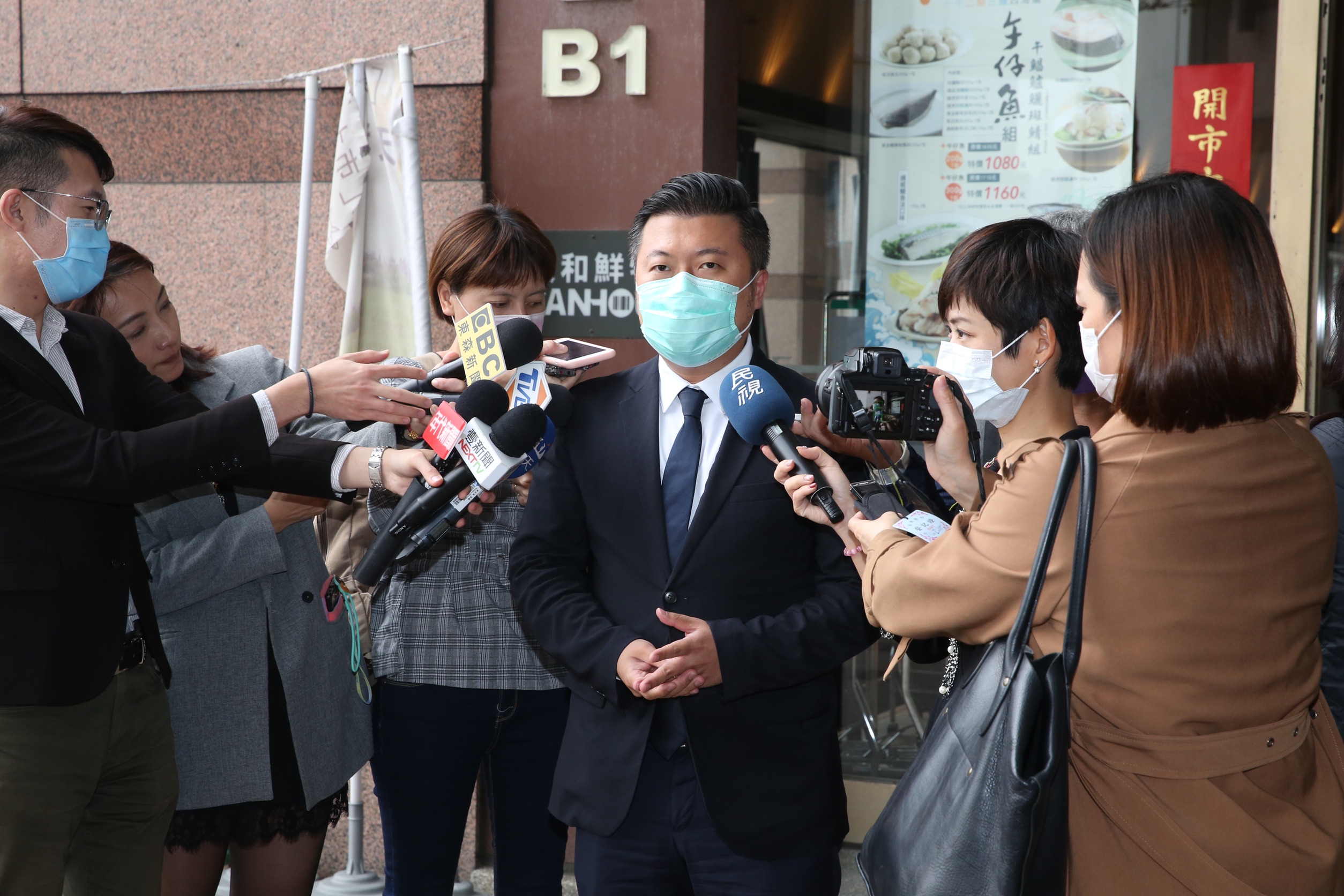 民進黨中評委張志豪接受媒體訪問。