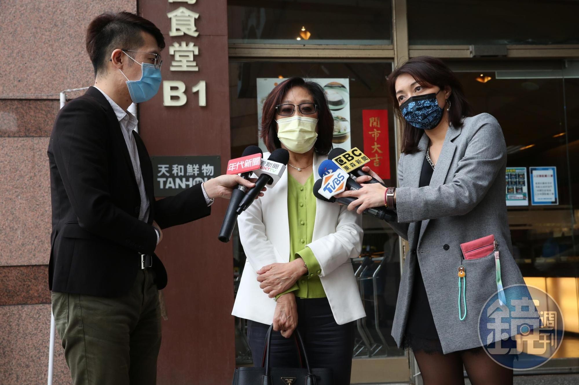 民進黨中評會主委康裕成接受媒體訪問。