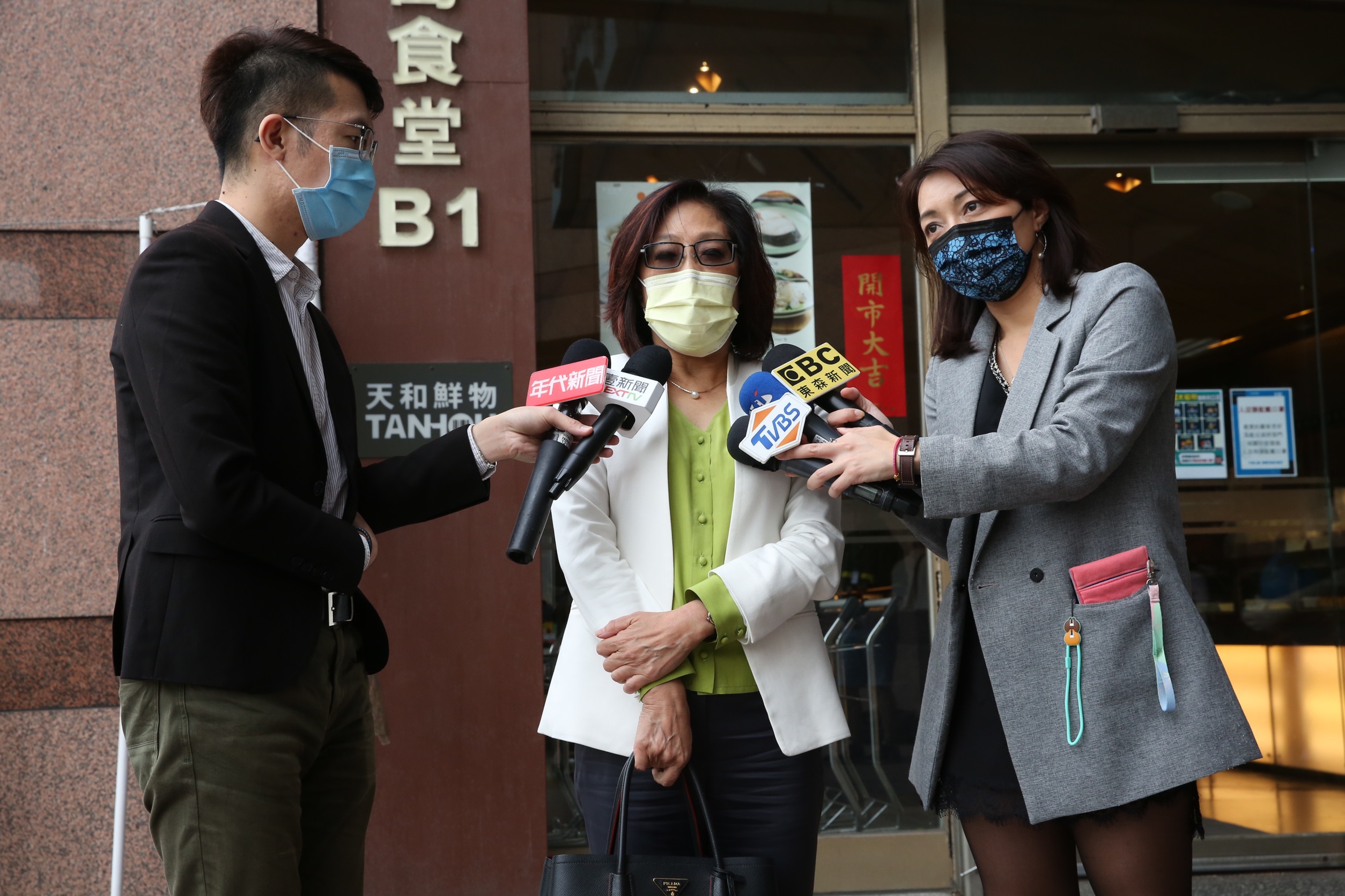 民進黨中評會主委康裕成接受媒體訪問。