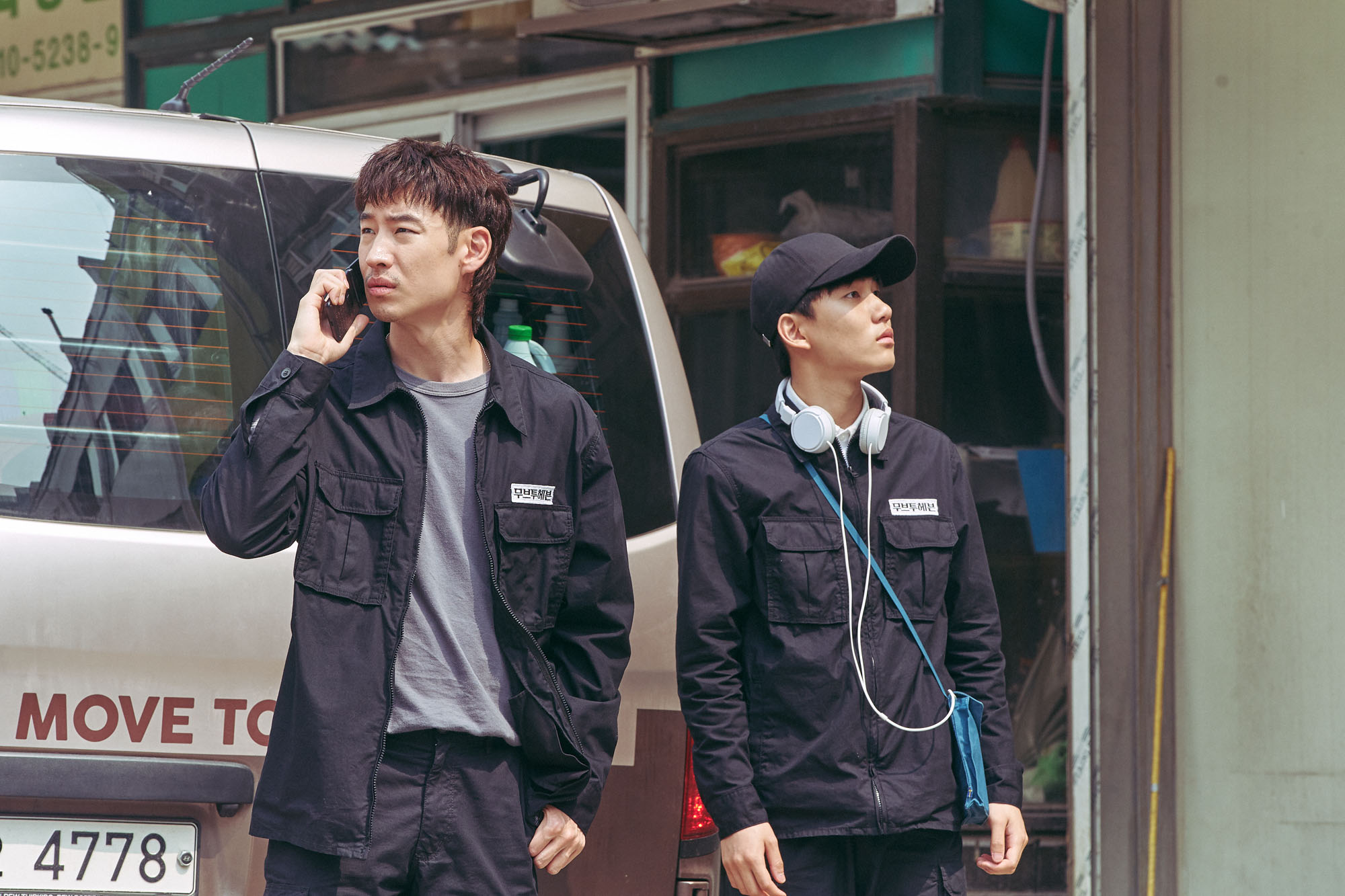 李帝勳（左）新劇《Move to Heaven：我是遺物整理師》。（Netflix提供）