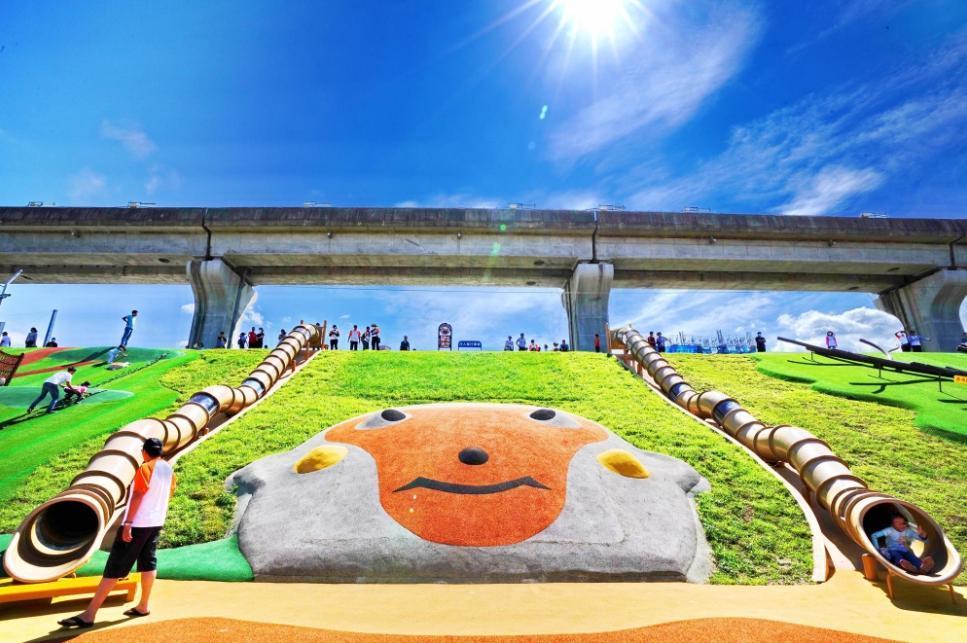 新北大都會公園~熊猴森樂園」為共融式遊戲場，場內共設置31座溜滑梯及100組的遊具設施。（新北市高灘處提供）