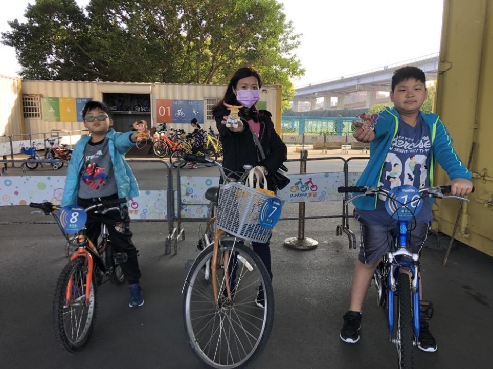 民眾到新北河濱公園騎車打卡就送犇騰小提燈。（新北市高灘處提供）