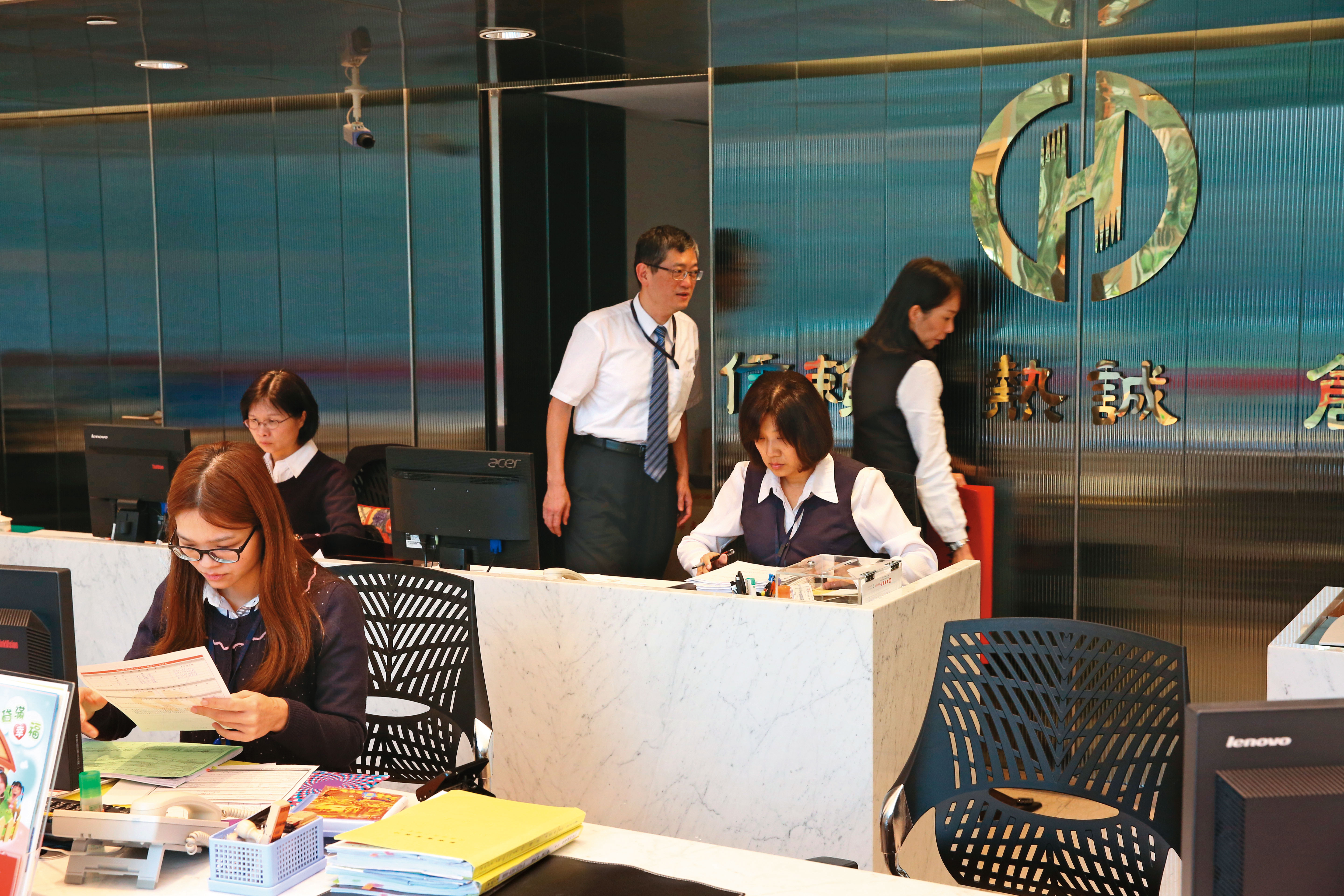 臨櫃領錢自己來,是自保之道之一。