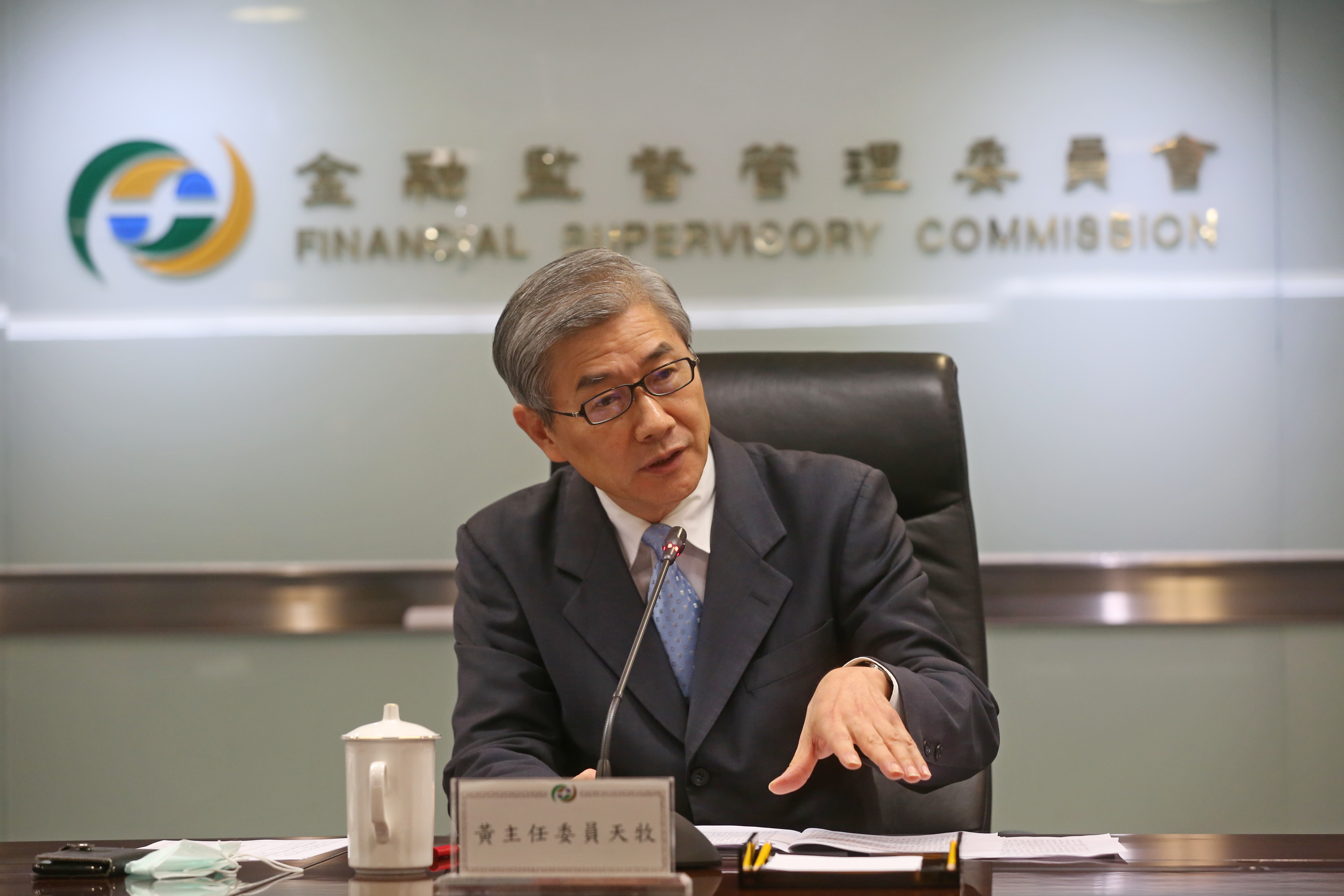 理專監守自盜案件頻傳，金管會主委黃天牧出重手整頓，要銀行建立誠信文化。