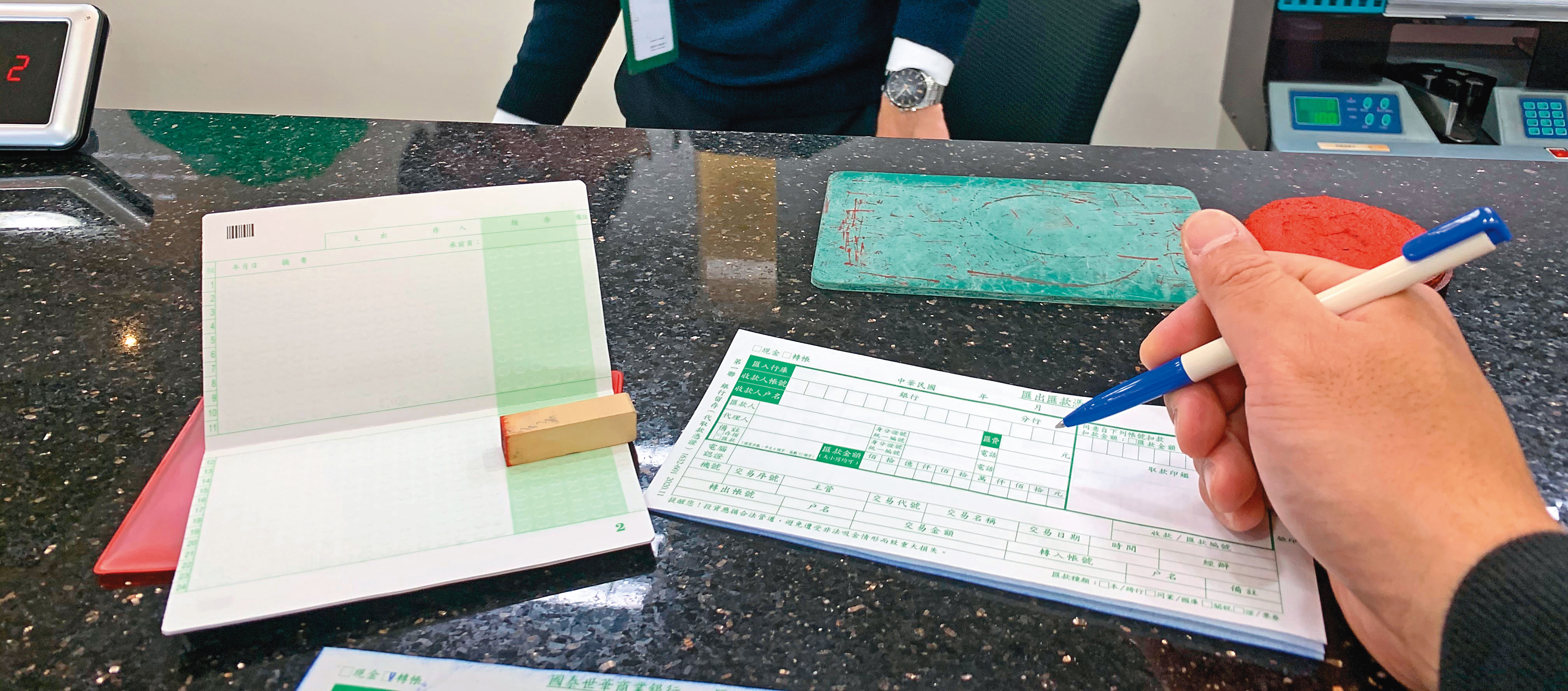 印鑑與存摺不離身、不在空白提款單上蓋章，是避免資產遭挪用的自保鐵則。