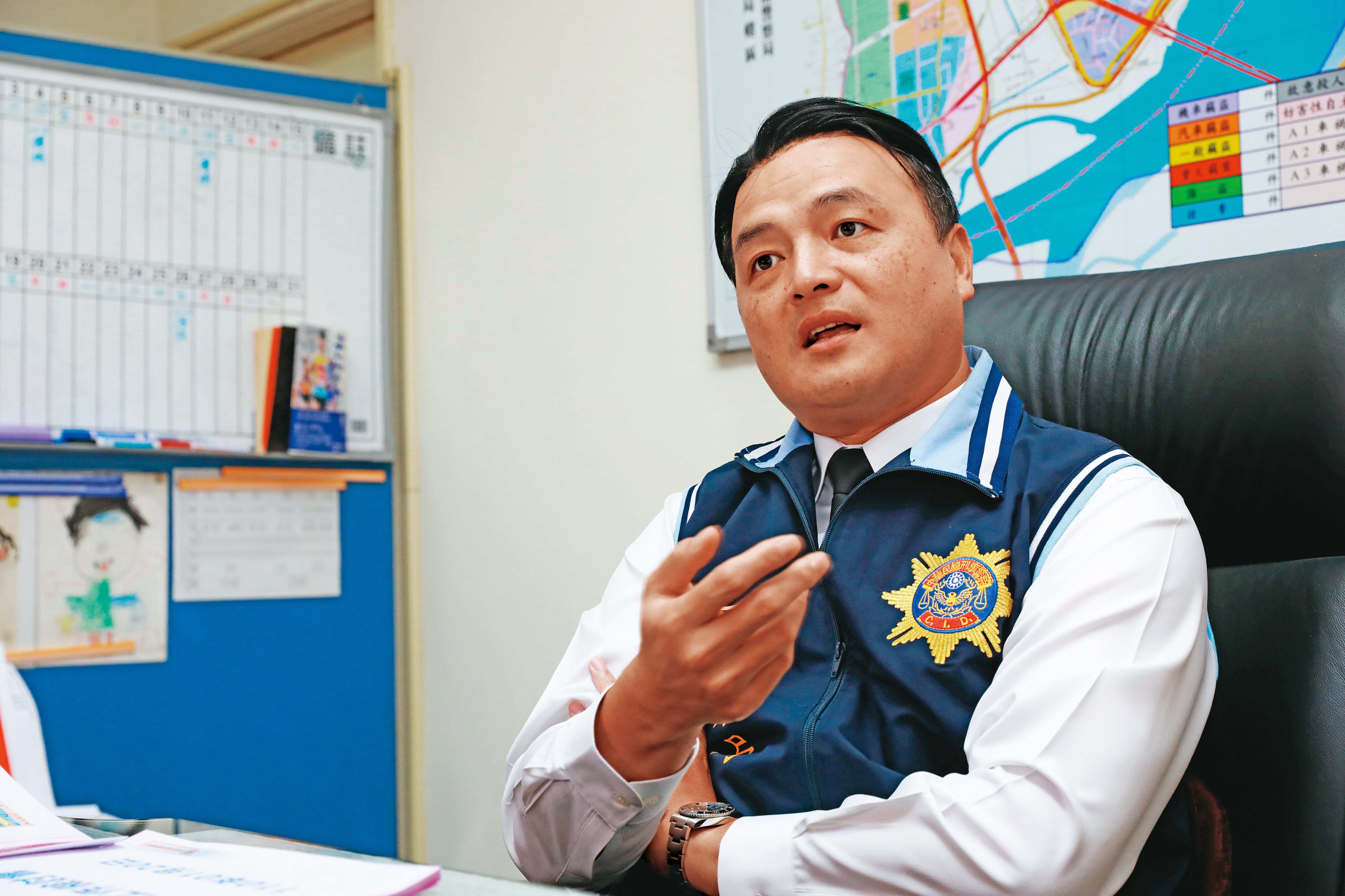 現任新北市警局三重分局偵查隊長鄭偉豪，向本刊說明當年辦案的細節。