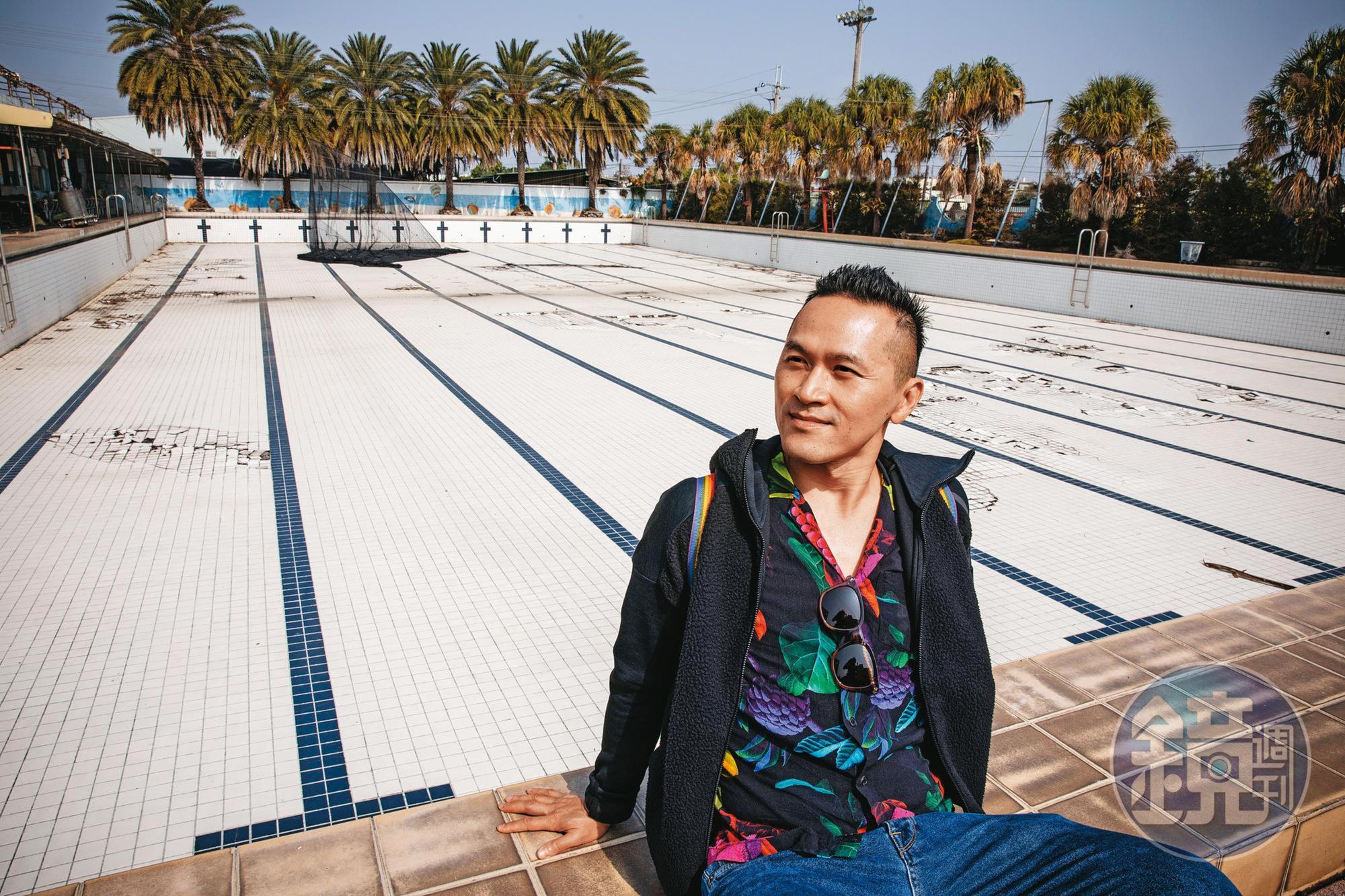 陳思宏對廢墟著迷,他喜歡想像一個地方從繁盛到殘敗,就像「壞掉」的人才有故事。
