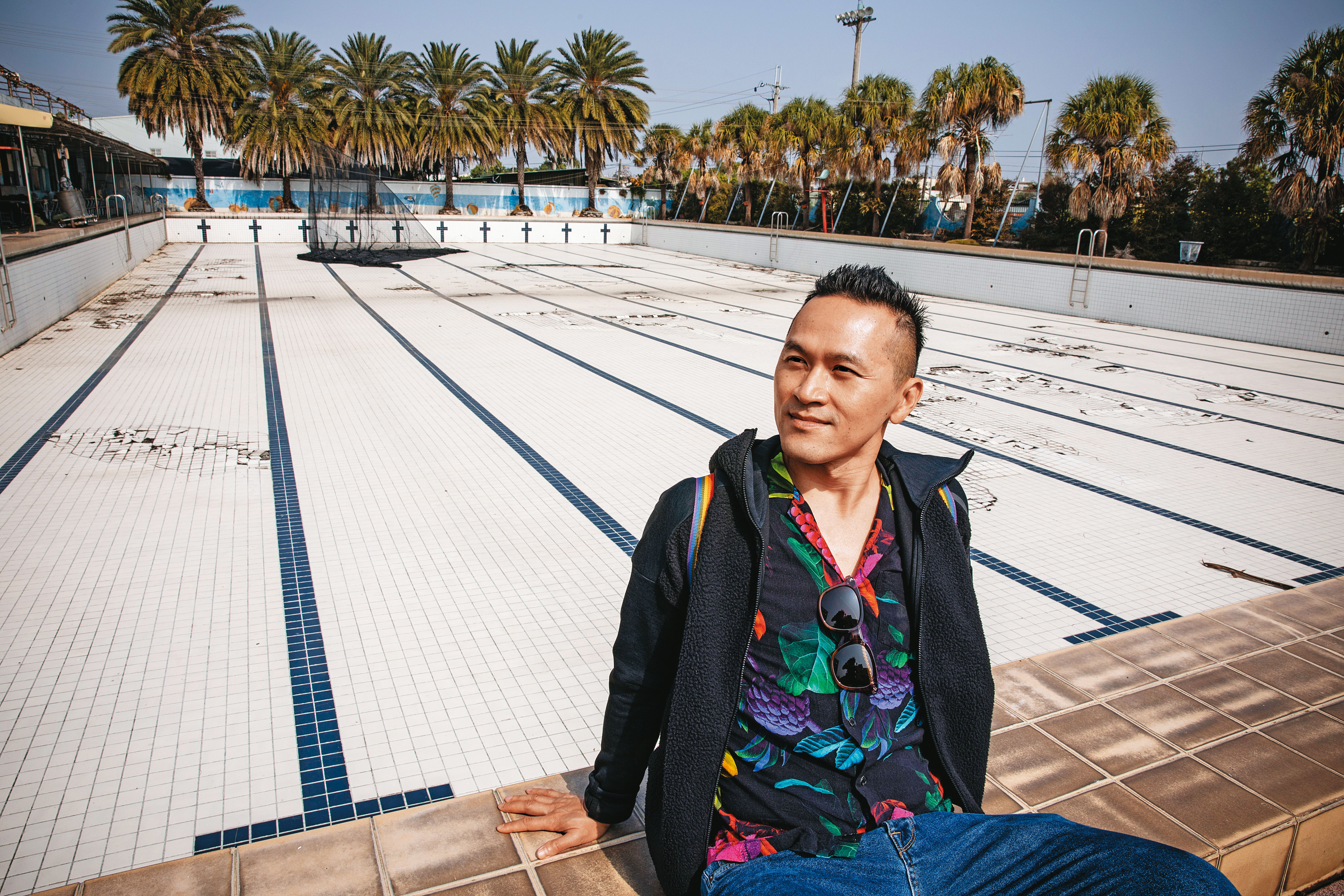 陳思宏對廢墟著迷，他喜歡想像一個地方從繁盛到殘敗，就像「壞掉」的人才有故事。