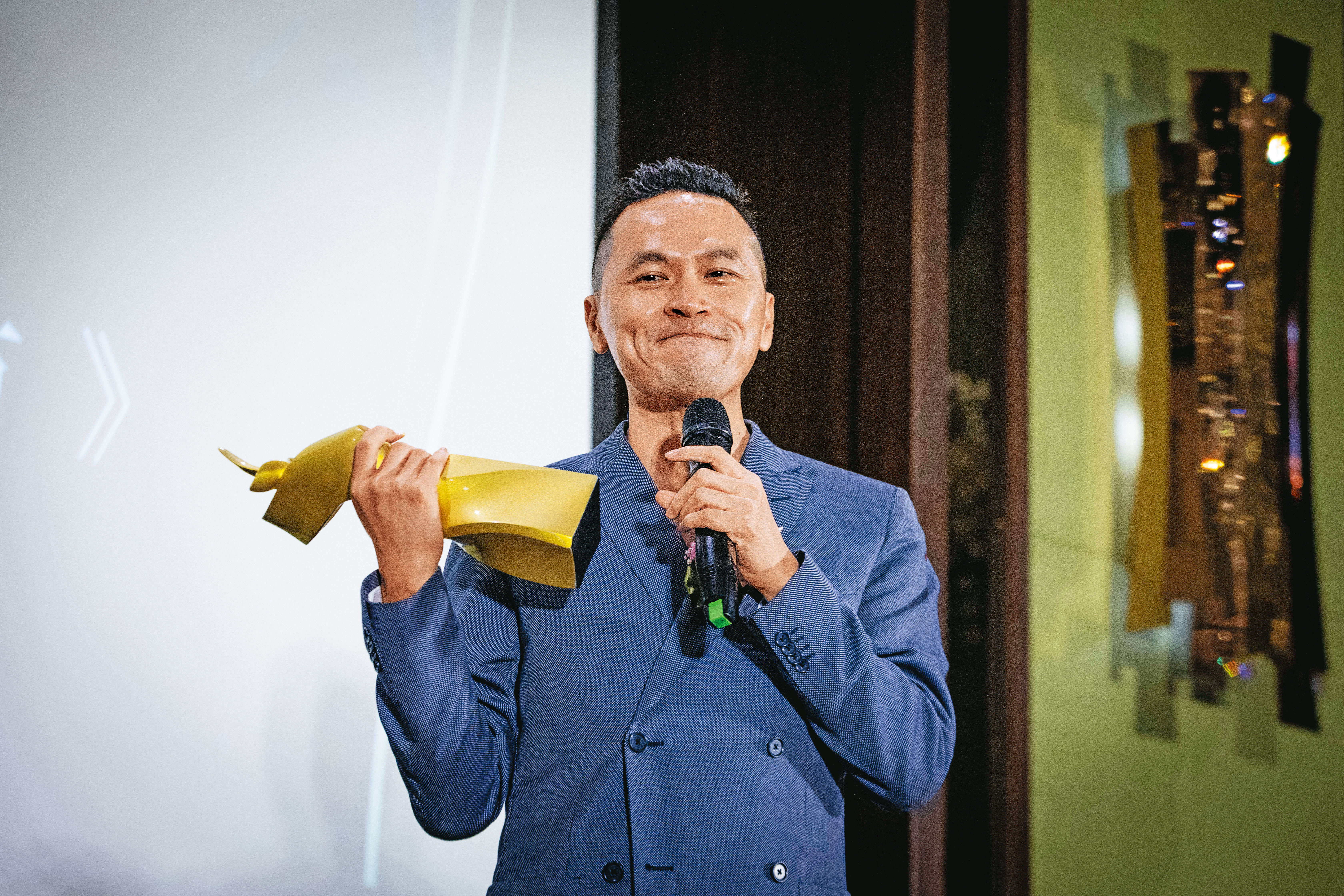 去年11月，陳思宏拿下台灣文學金典獎「金典年度大獎」，愛哭的他在典禮上情緒激動，直說像場「很好的夢」。