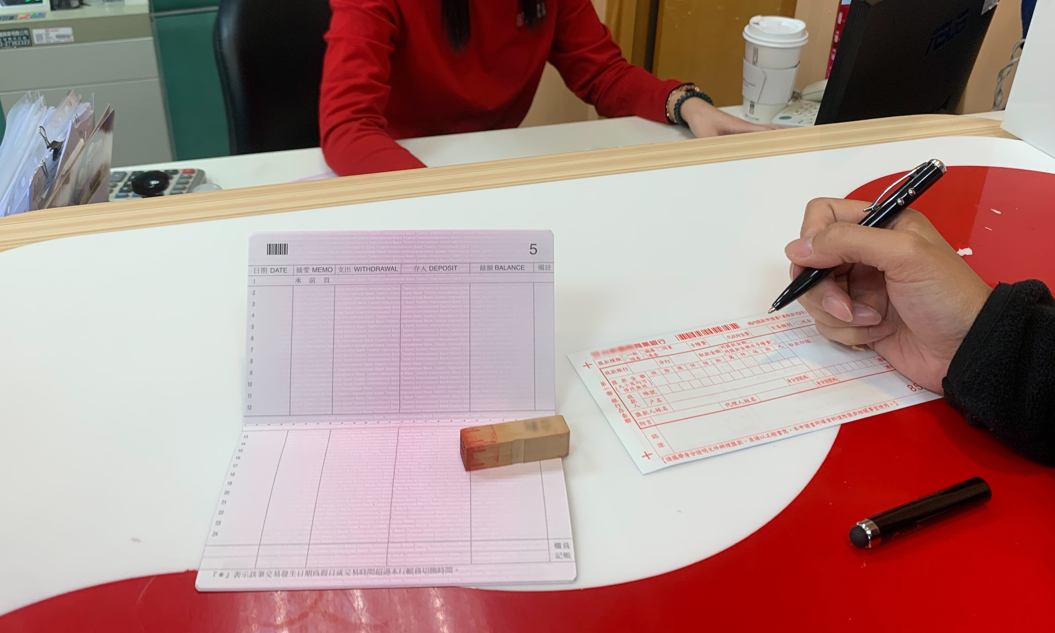 印鑑存摺不離身，不在空白提款單上蓋章，是客戶避免資產遭挪用的自保鐵則。（本刊資料照）