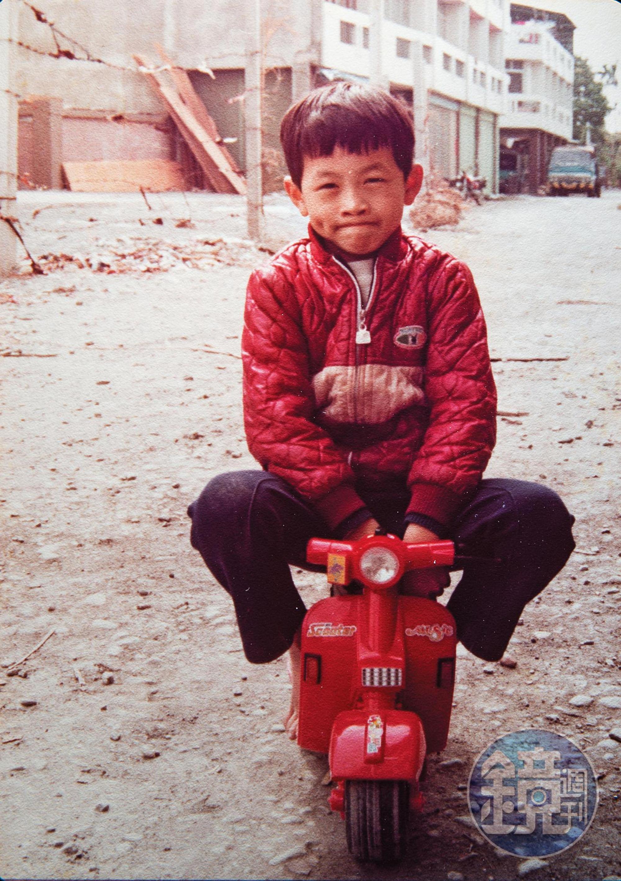 陳思宏從小活潑受寵，姊姊們約會都常帶著他。圖為他6歲在永靖老家門口玩耍。（陳思宏提供）