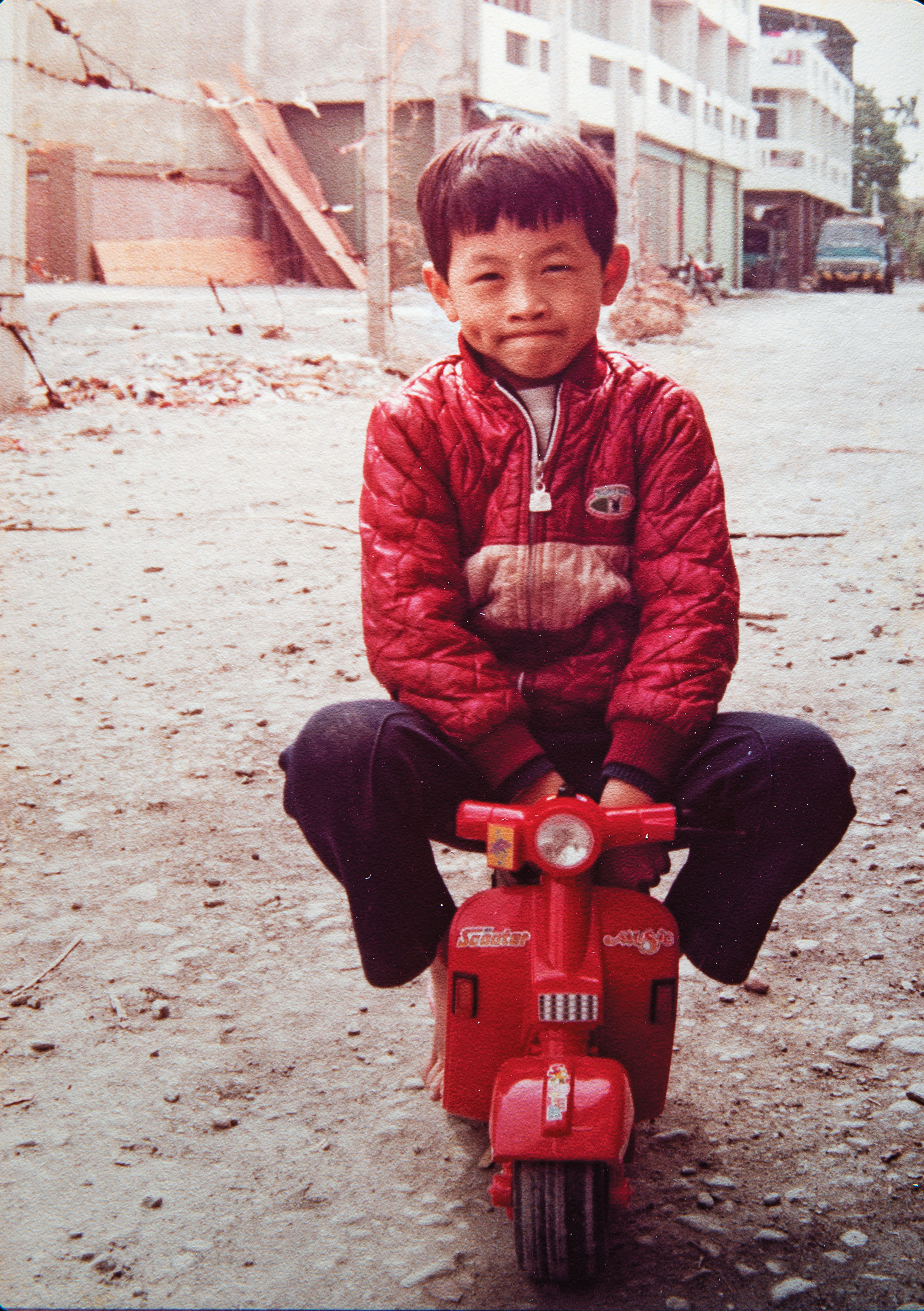 陳思宏從小活潑受寵，姊姊們約會都常帶著他。圖為他6歲在永靖老家門口玩耍。（陳思宏提供）