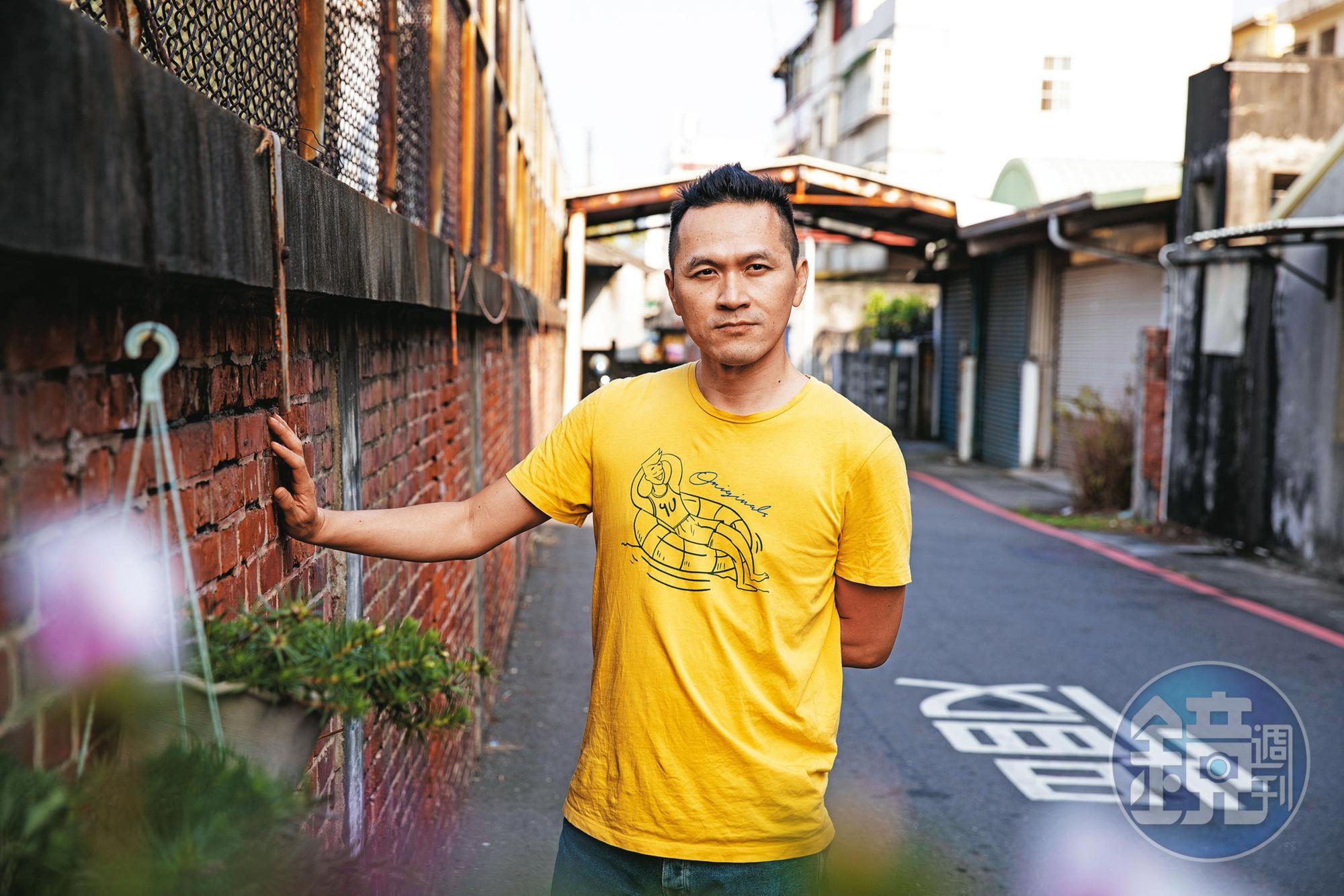 陳思宏帶我們穿梭小鎮巷弄。2018年,他也曾為同婚公投返鄉,小鎮普遍保守,但他堅持回家為平權發聲。