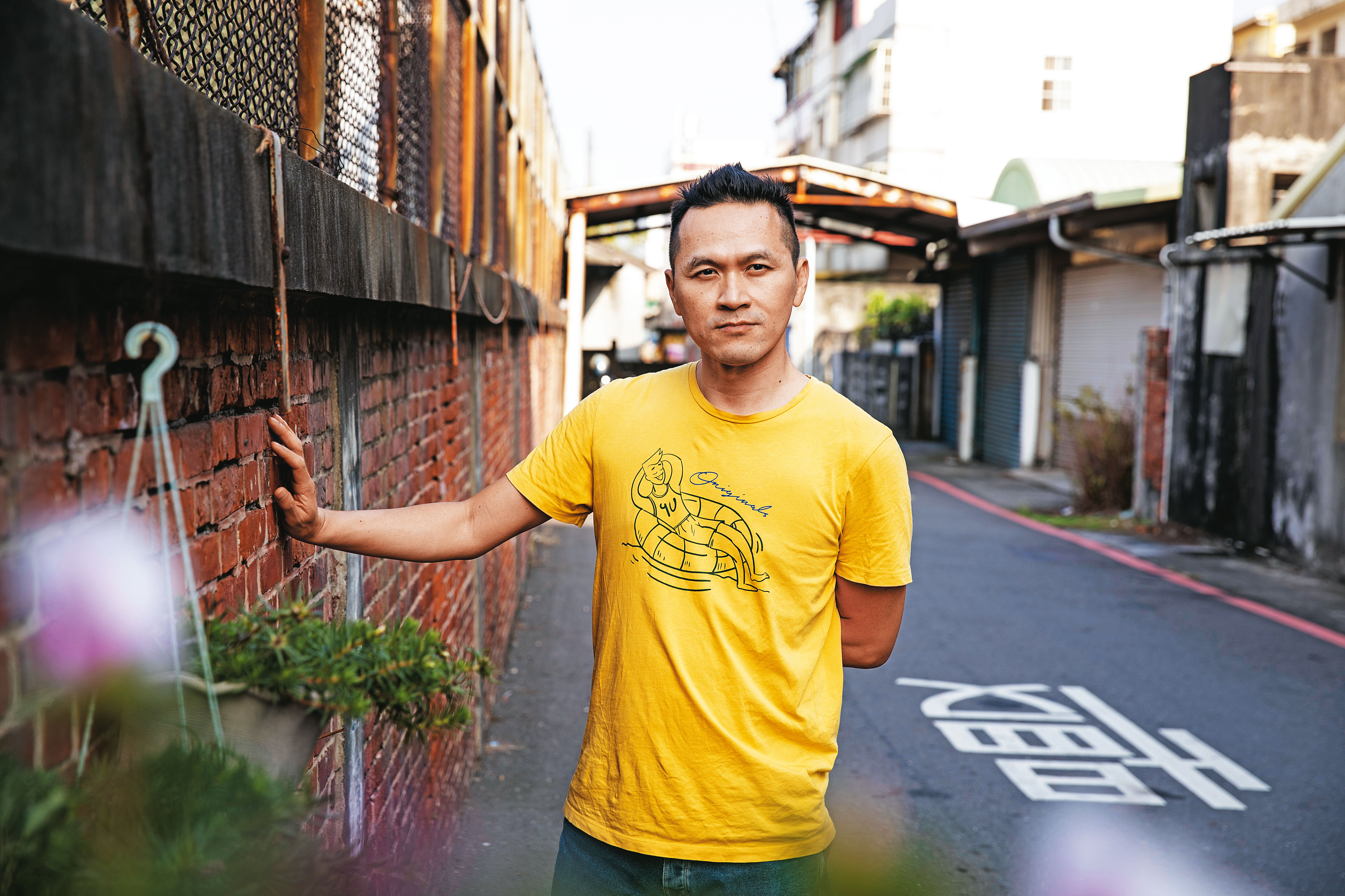 陳思宏帶我們穿梭小鎮巷弄。2018年，他也曾為同婚公投返鄉，小鎮普遍保守，但他堅持回家為平權發聲。