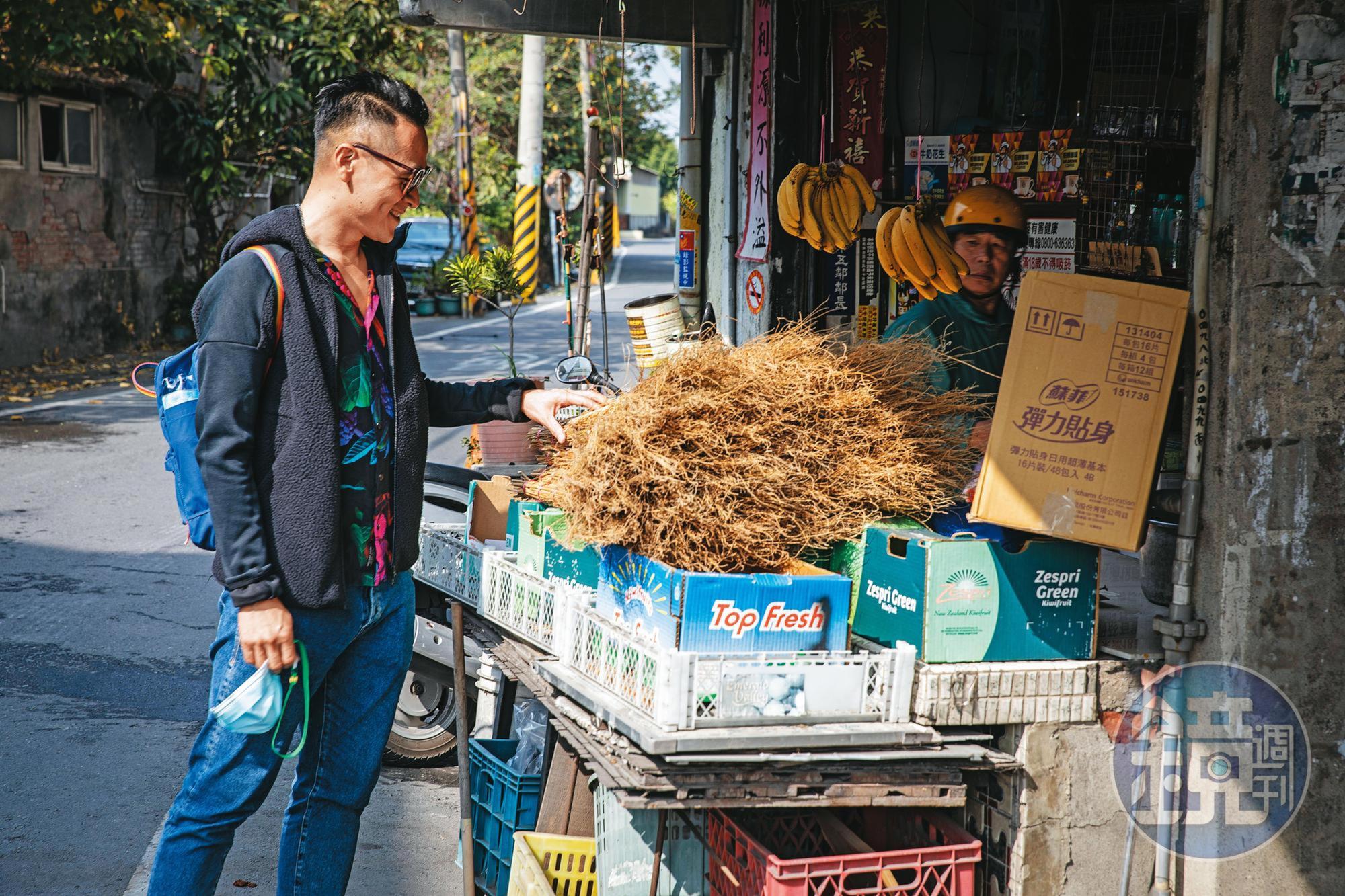 每次回台灣,陳思宏習慣從車站散步回家。鄉間路上少有年輕人,常引人側目。